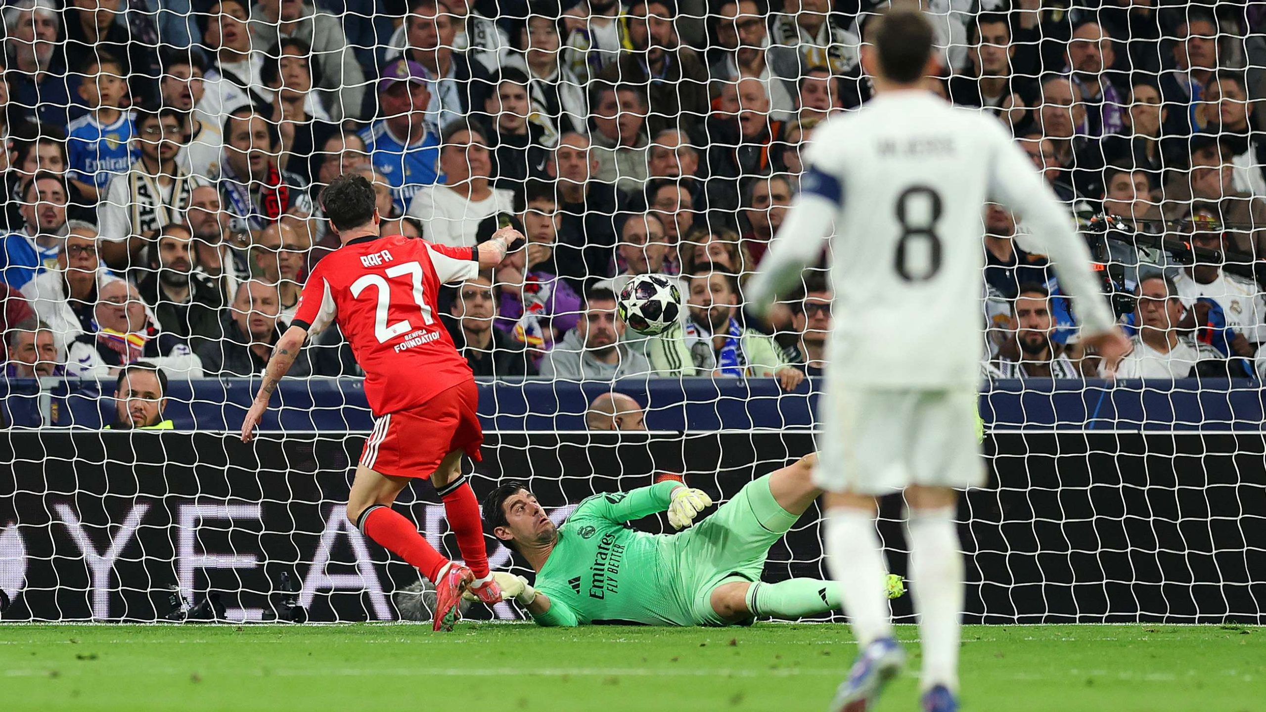 مباراة ريال مدريد وبنفيكا.. جنون في البرنابيو وهدف كوميدي يشعل القمة