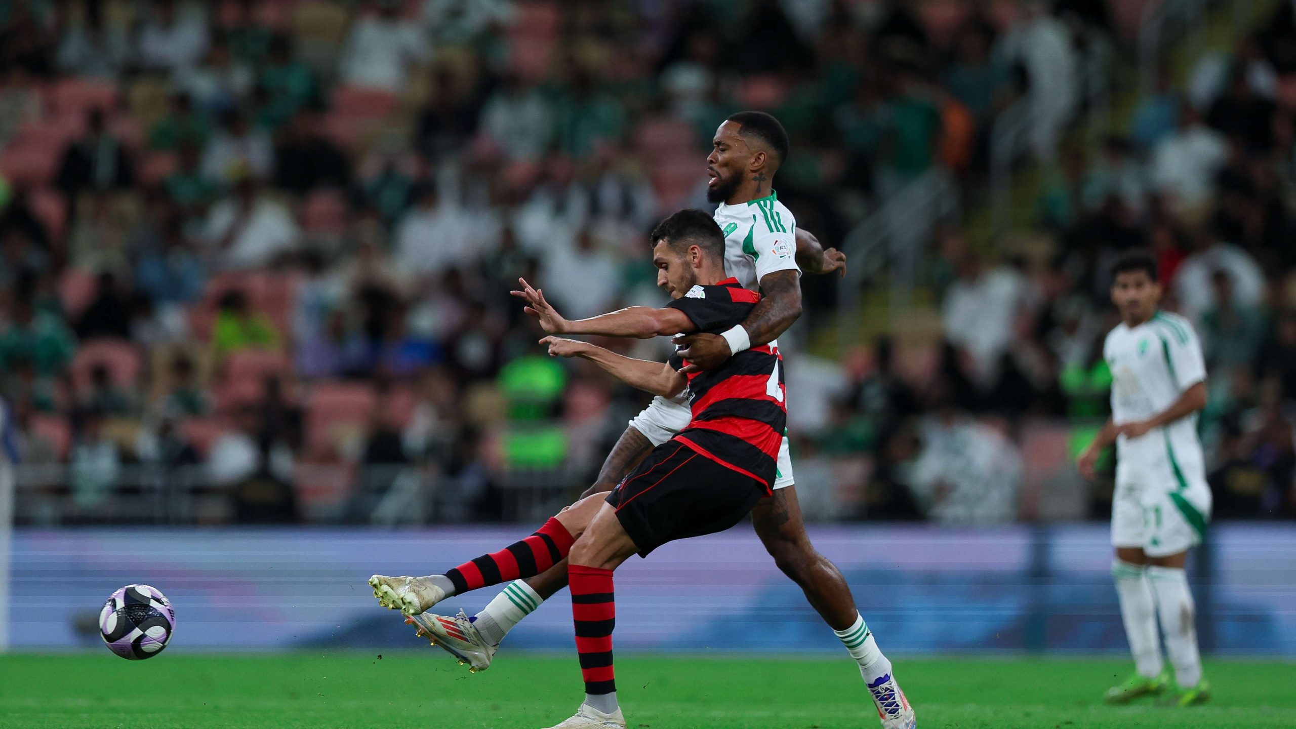 رفض استبدال محمد الخيبري يشعل مواجهة الأهلي والرياض في دوري روشن