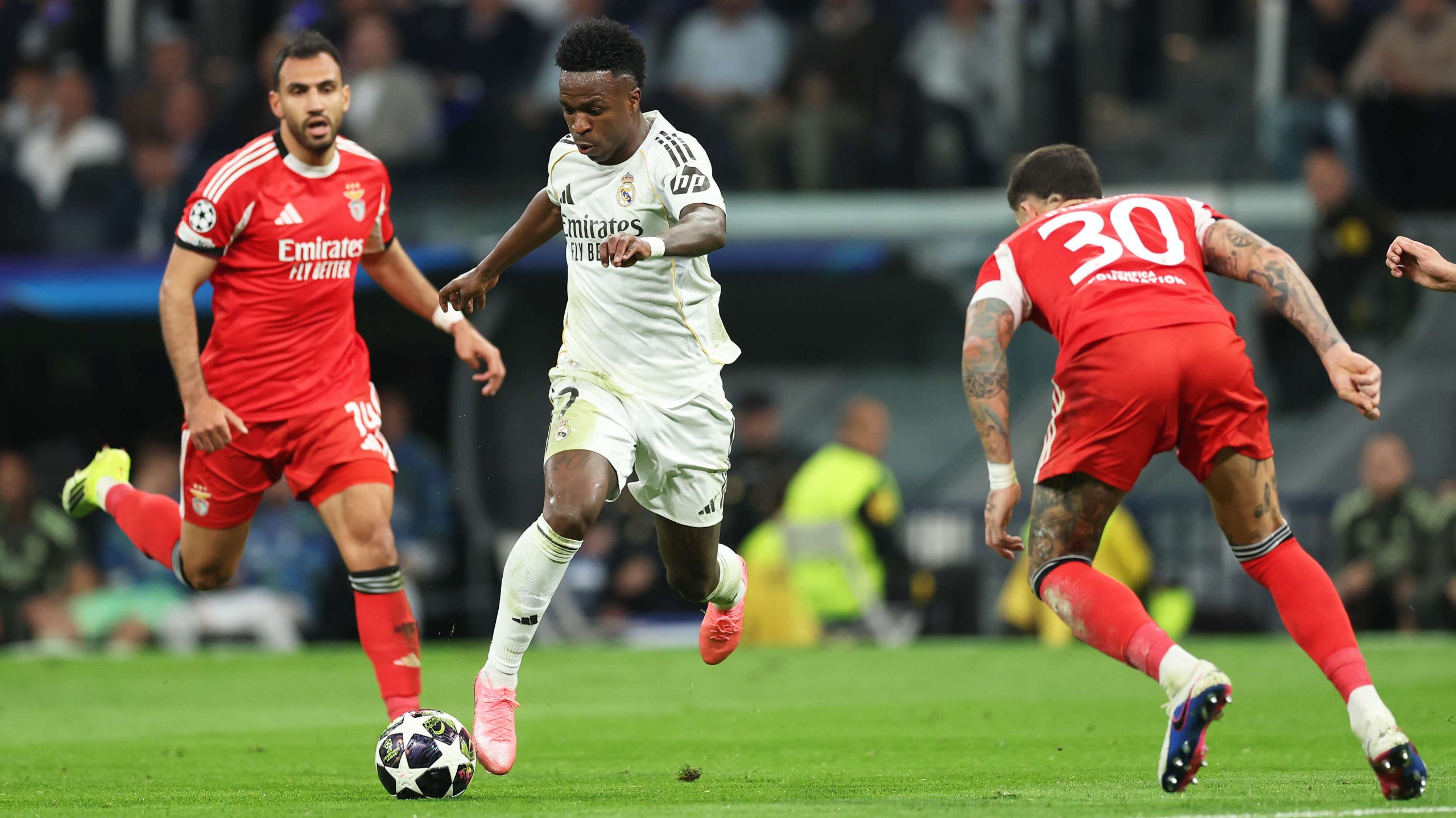 قميص فينيسيوس جونيور يشعل النار في بنفيكا.. اعتذار رسمي وكواليس مثيرة