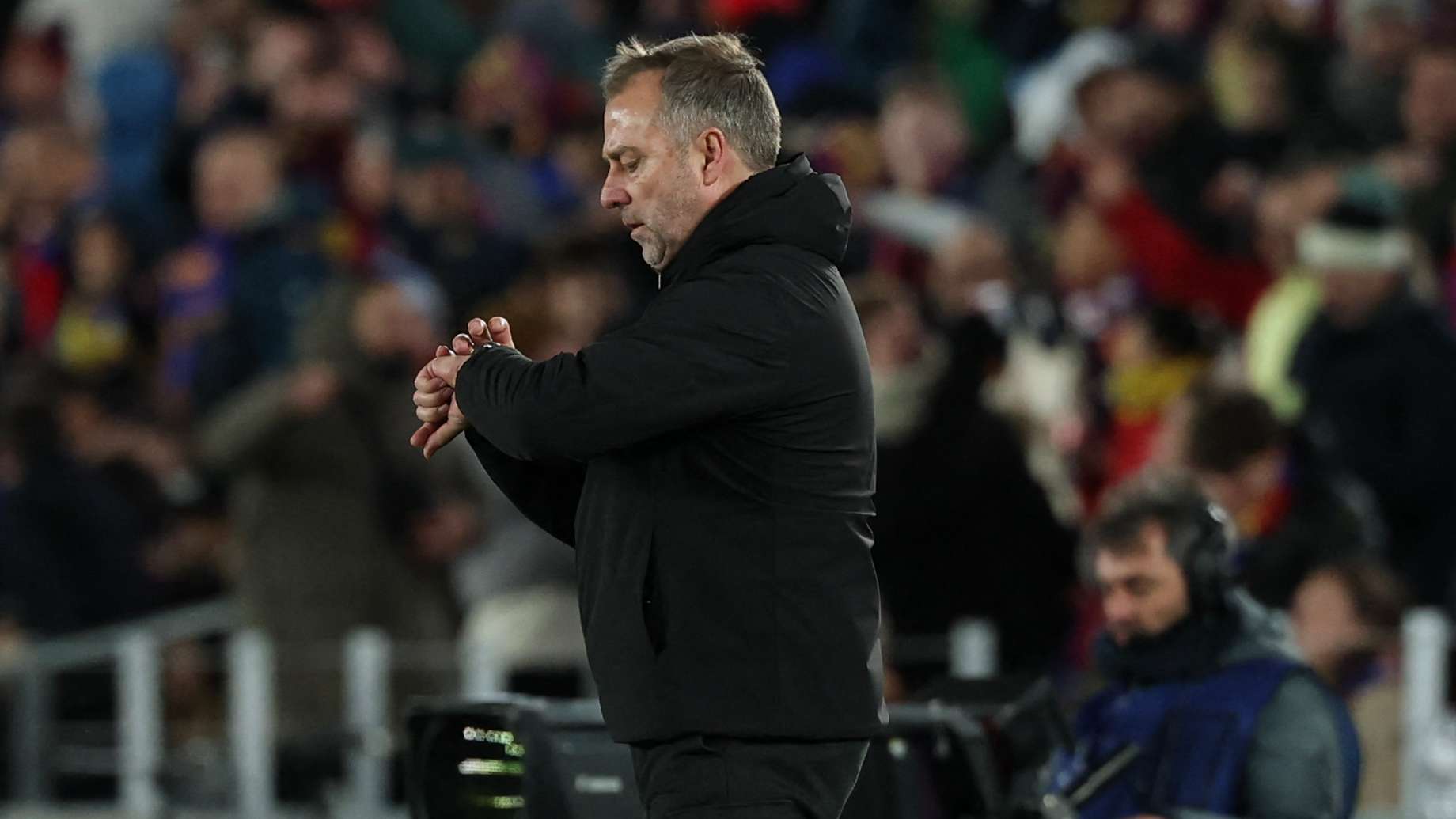 غياب فرينكي دي يونج يربك حسابات فليك: 5 حلول سحرية لإنقاذ برشلونة