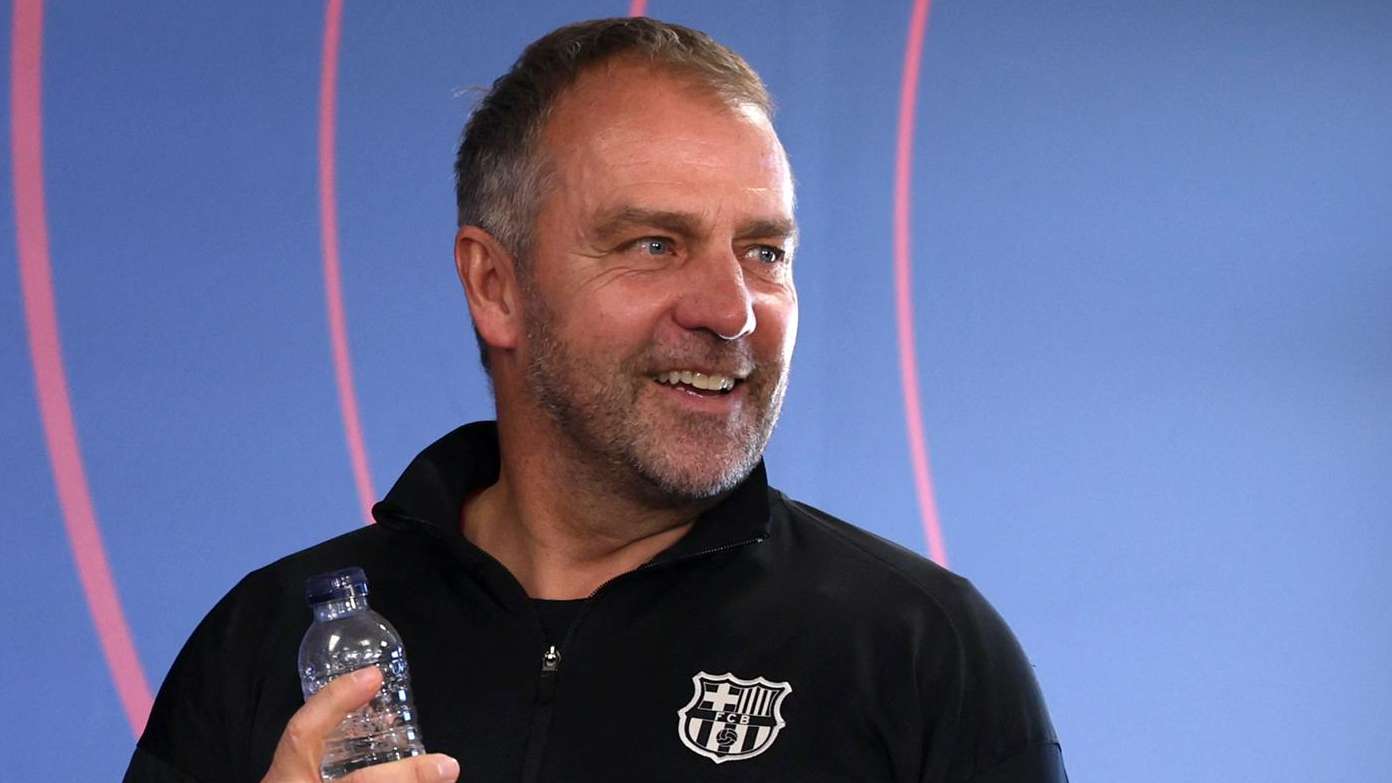 مدرب برشلونة هانز فليك يحذر من فخ نيوكاسل ويصدم الجماهير بشأن دي يونج