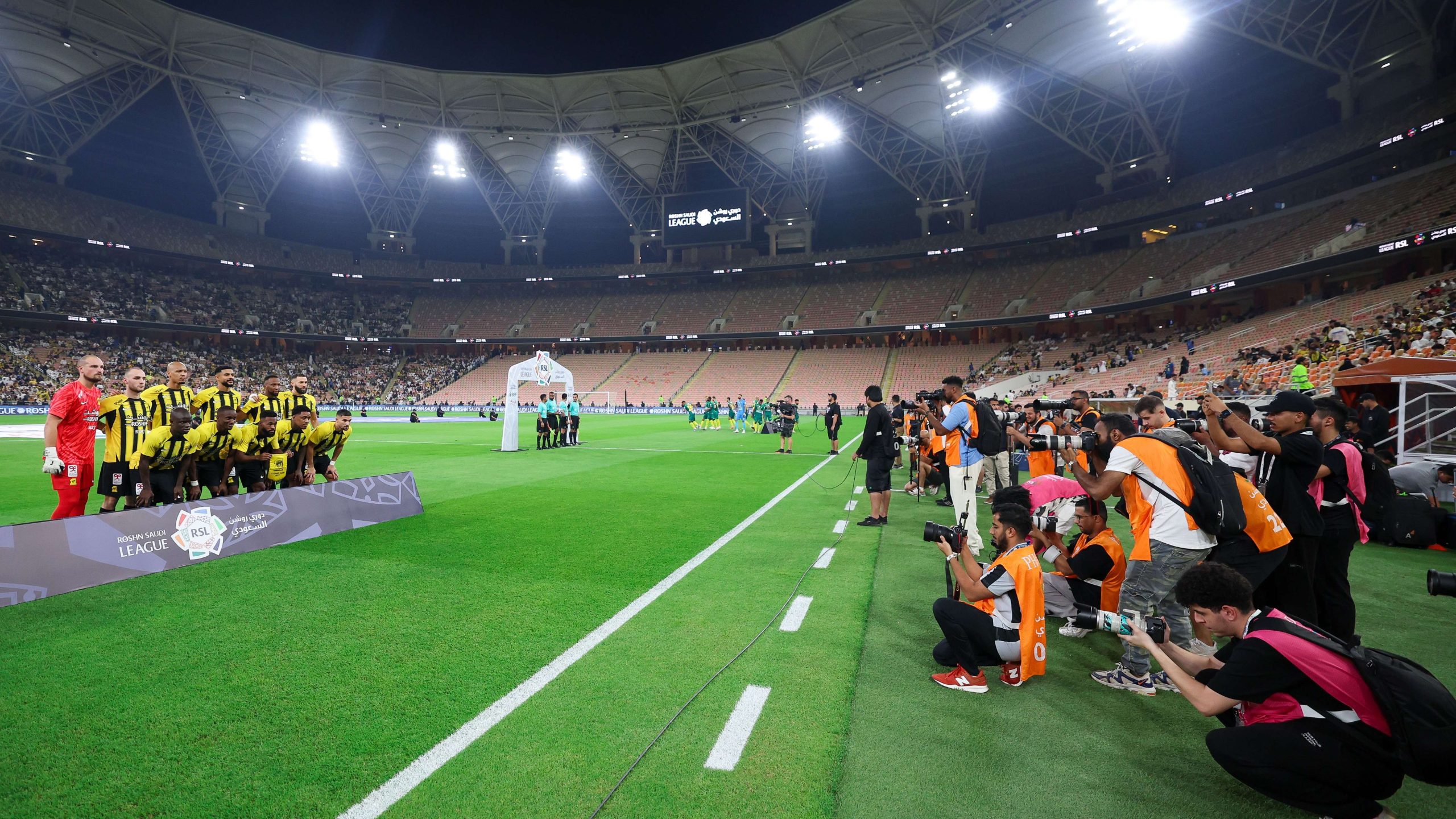 أخطاء التحكيم في دوري روشن تشعل فتيل الأزمة بين الخليج والاتحاد