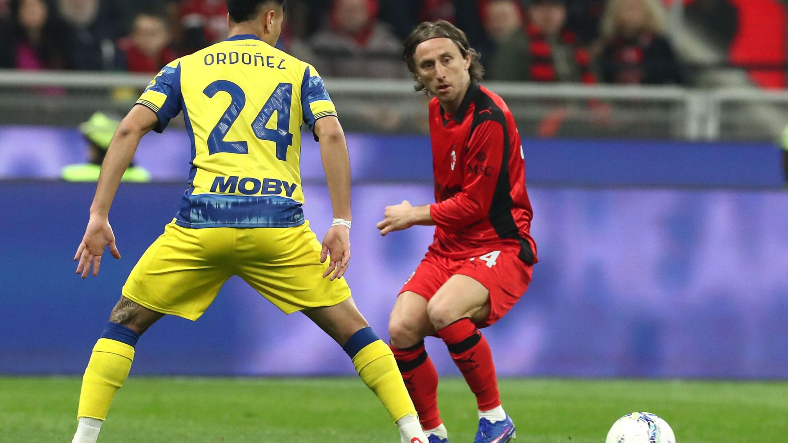 مباراة ميلان وكريمونيسي: صراع الوصافة والهروب من القاع في الكالتشيو