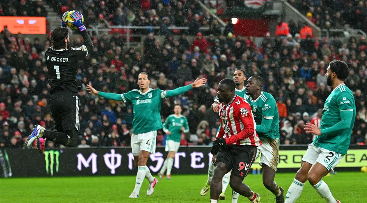 تألق دفاعي وهدف حاسم: فيرجيل فان دايك يُتوّج رجل مباراة ليفربول وسندرلاند في البريميرليج