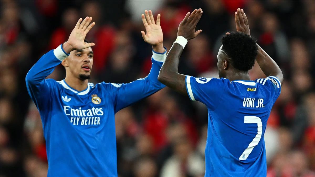 أرنولد يندد بقوة بالعنصرية ويثني على تصرف فينيسيوس جونيور بعد حادثة العنصرية المؤسفة