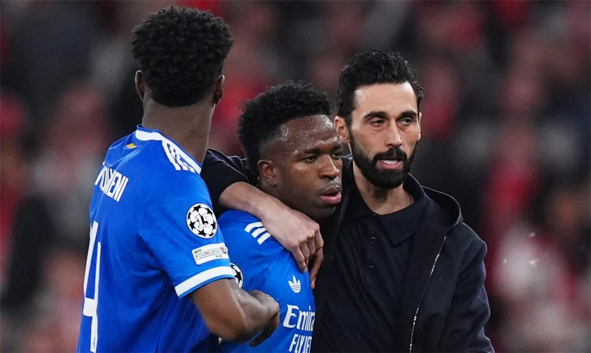 ميكا ريتشاردز يندد بالعنصرية: دعم لا يتزعزع لفينيسيوس بعد أحداث بنفيكا المثيرة للجدل