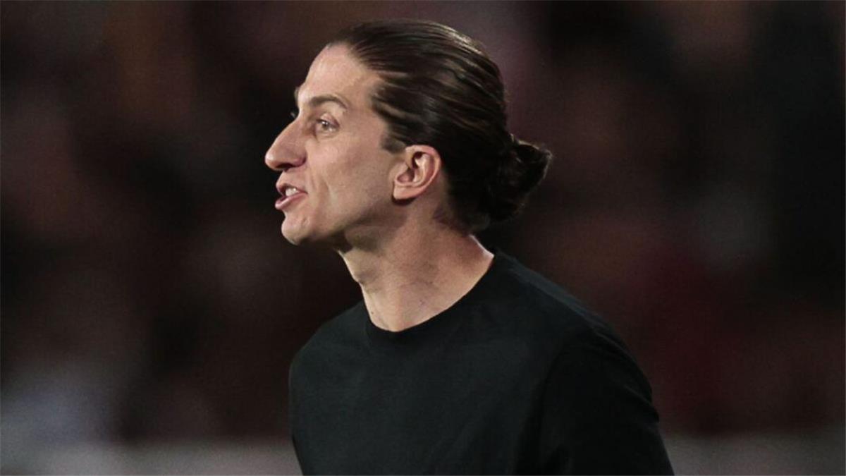 صرخة ضد الكراهية: فيليبي لويس يؤكد موقفه الحازم من العنصرية ويدعم فينيسيوس