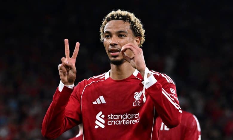 لقطة طريفة تعكس شخصية النجم الفرنسي الشاب هوجو إيكيتيكي، الذي يبدو أنه قرر منافسة كبار نجوم الموضة في ملاعب كرة القدم!