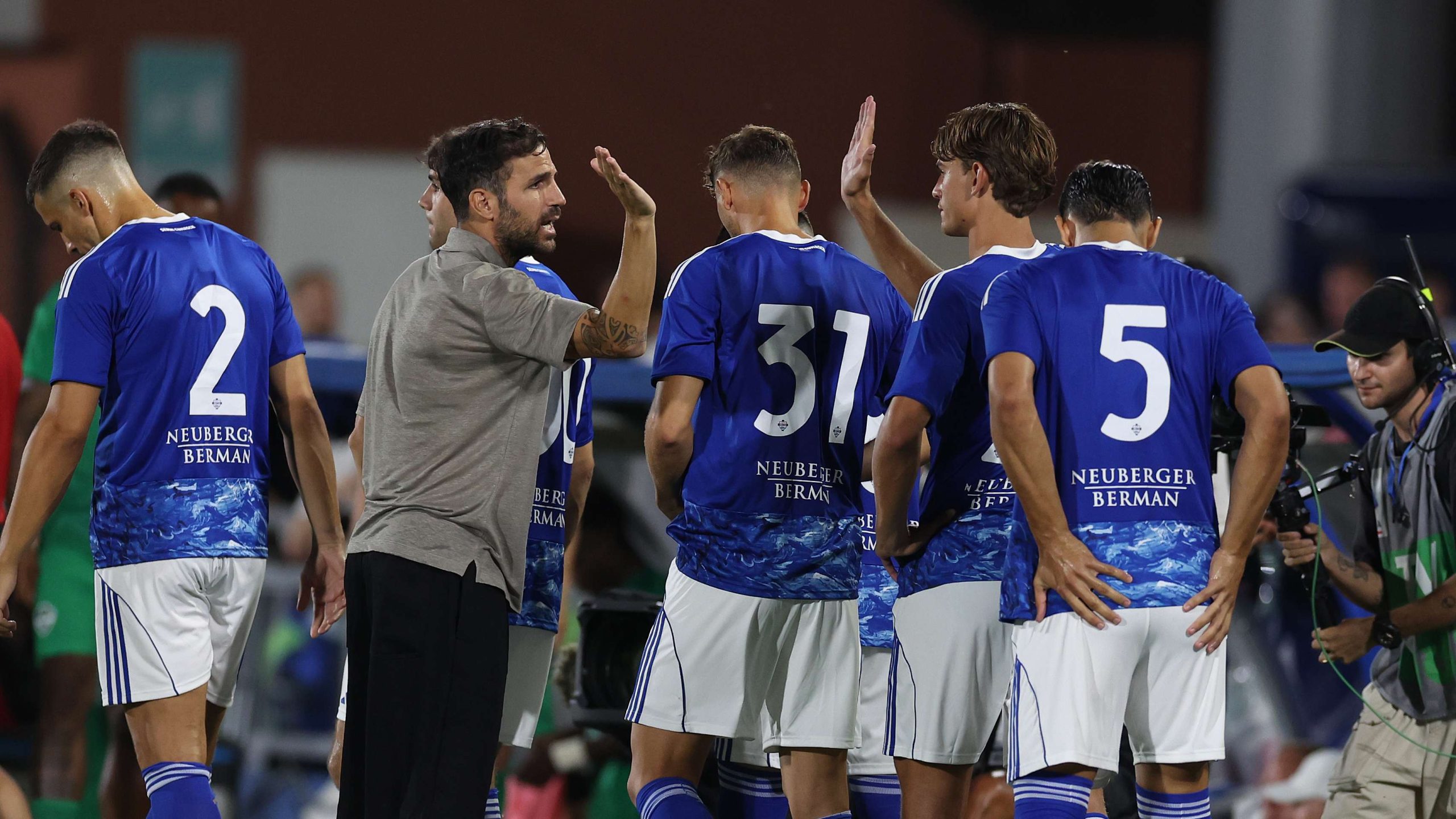 نيكو باز وفابريجاس.. قرار تأديبي مفاجئ في مباراة كومو وليتشي