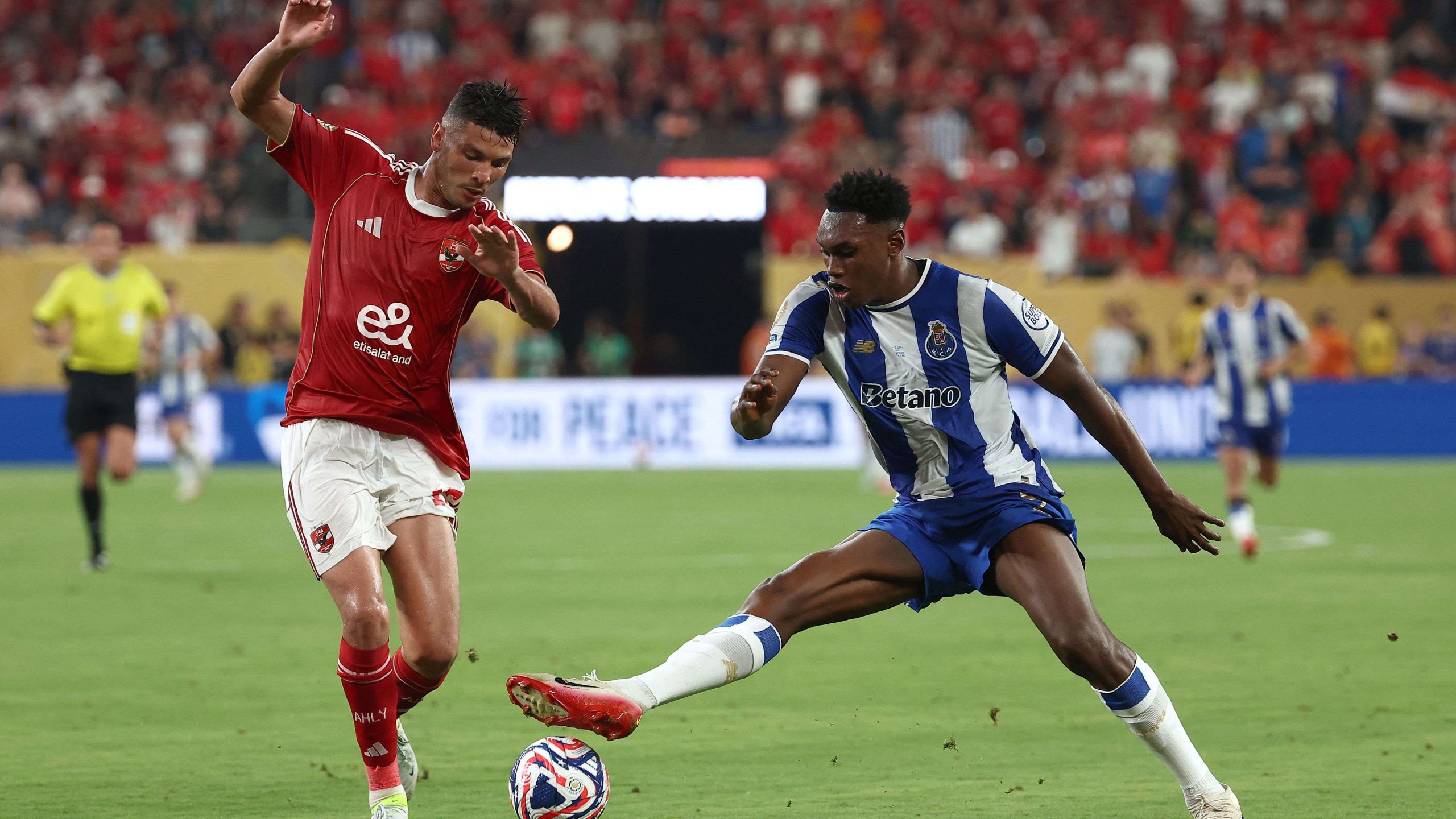 انتقال أشرف داري من الأهلي إلى الدوري السويدي على سبيل الإعارة