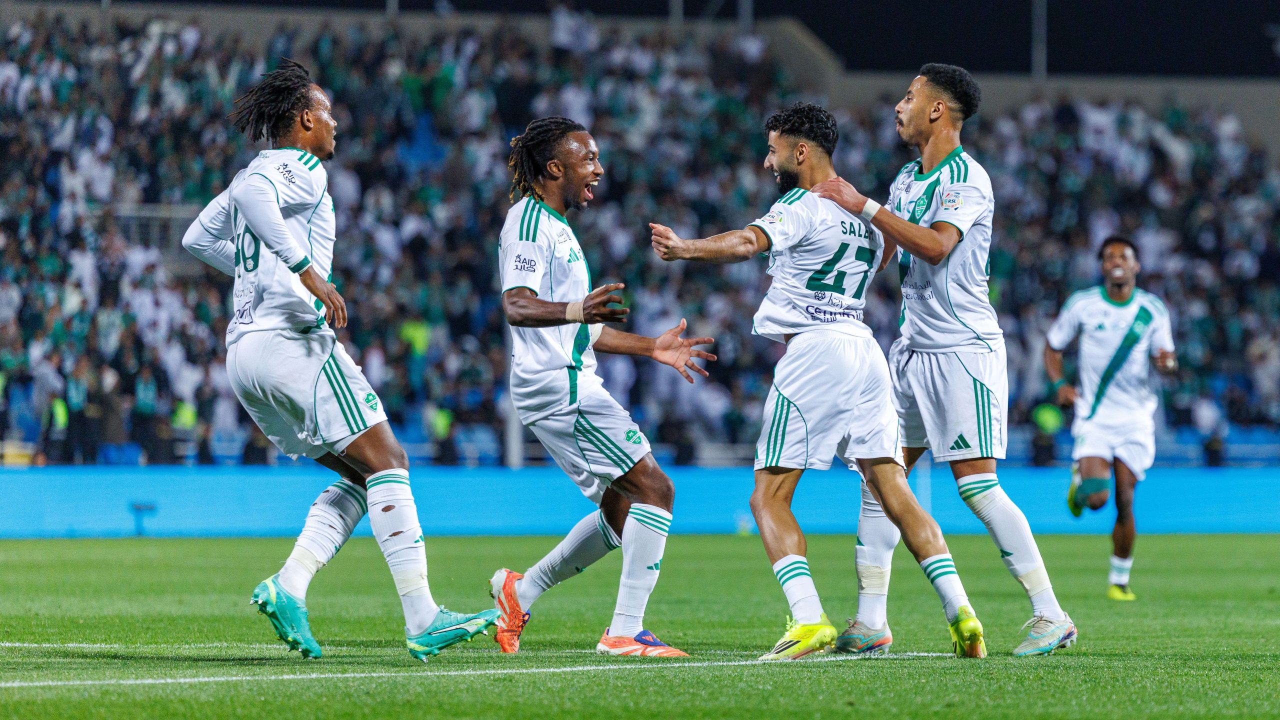 نجم أهلي جدة يوجه رسالة تحدٍ للنصر حول صدارة دوري روشن