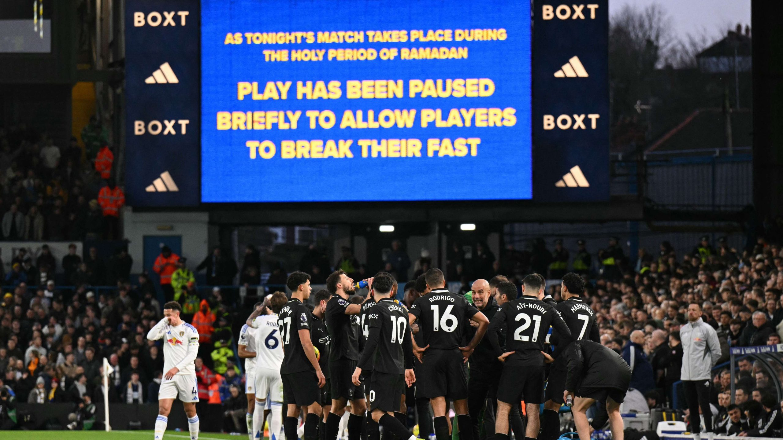 جماهير ليدز يونايتد تثير الجدل بصيحات استهجان ضد إفطار اللاعبين المسلمين