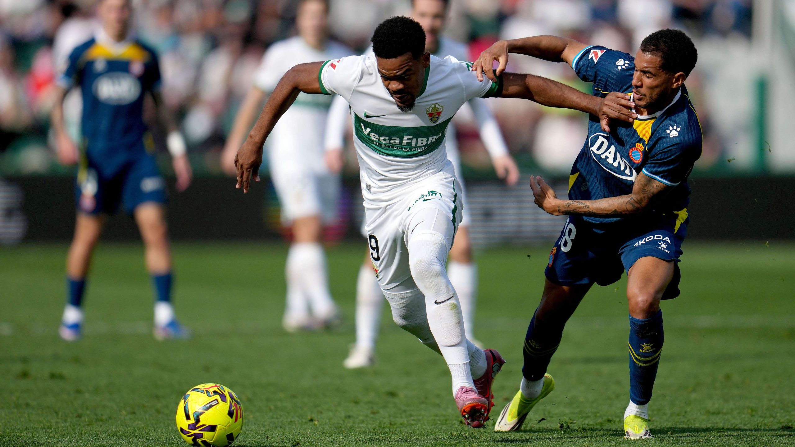 عنصرية في الليجا تستهدف النجم المغربي عمر الهلالي خلال مباراة إسبانيول وإلتشي