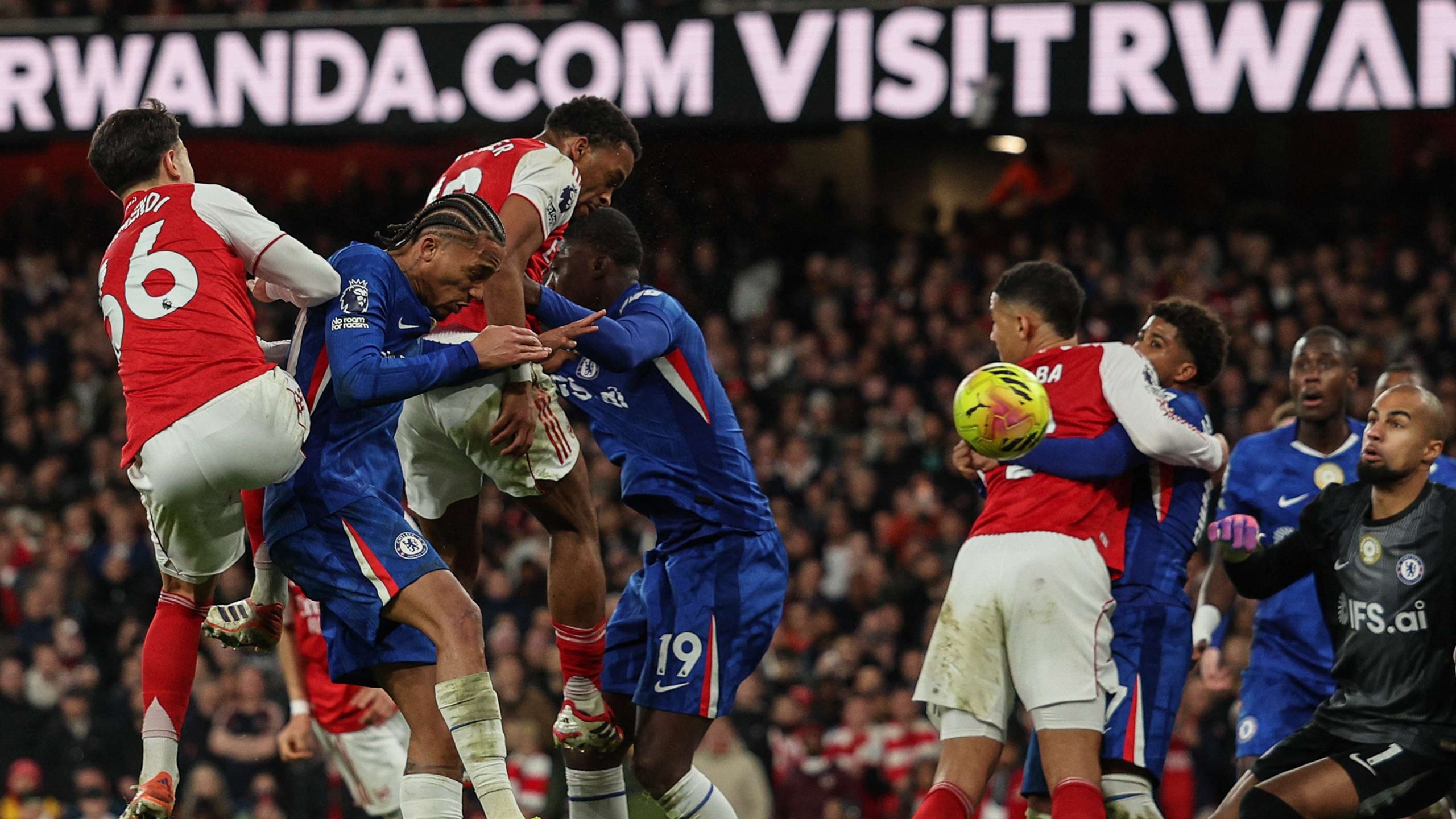 آرسنال يسقط تشيلسي في ديربي لندن ويغرد وحيداً في صدارة الدوري الإنجليزي