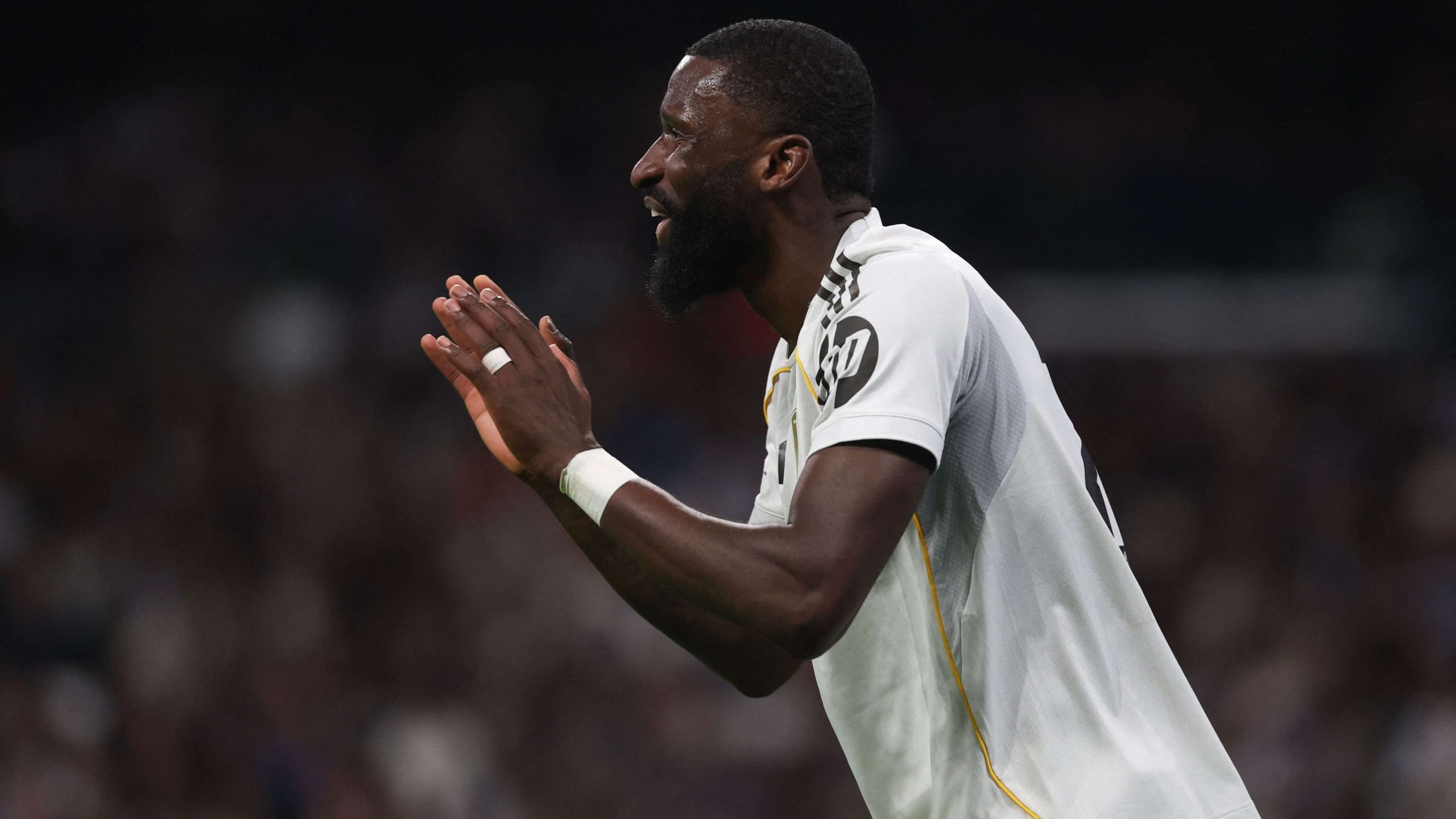 لغز صمت الـ VAR.. لماذا لم يُعاقب روديجر على تدخله القوي في مباراة ريال مدريد وخيتافي؟