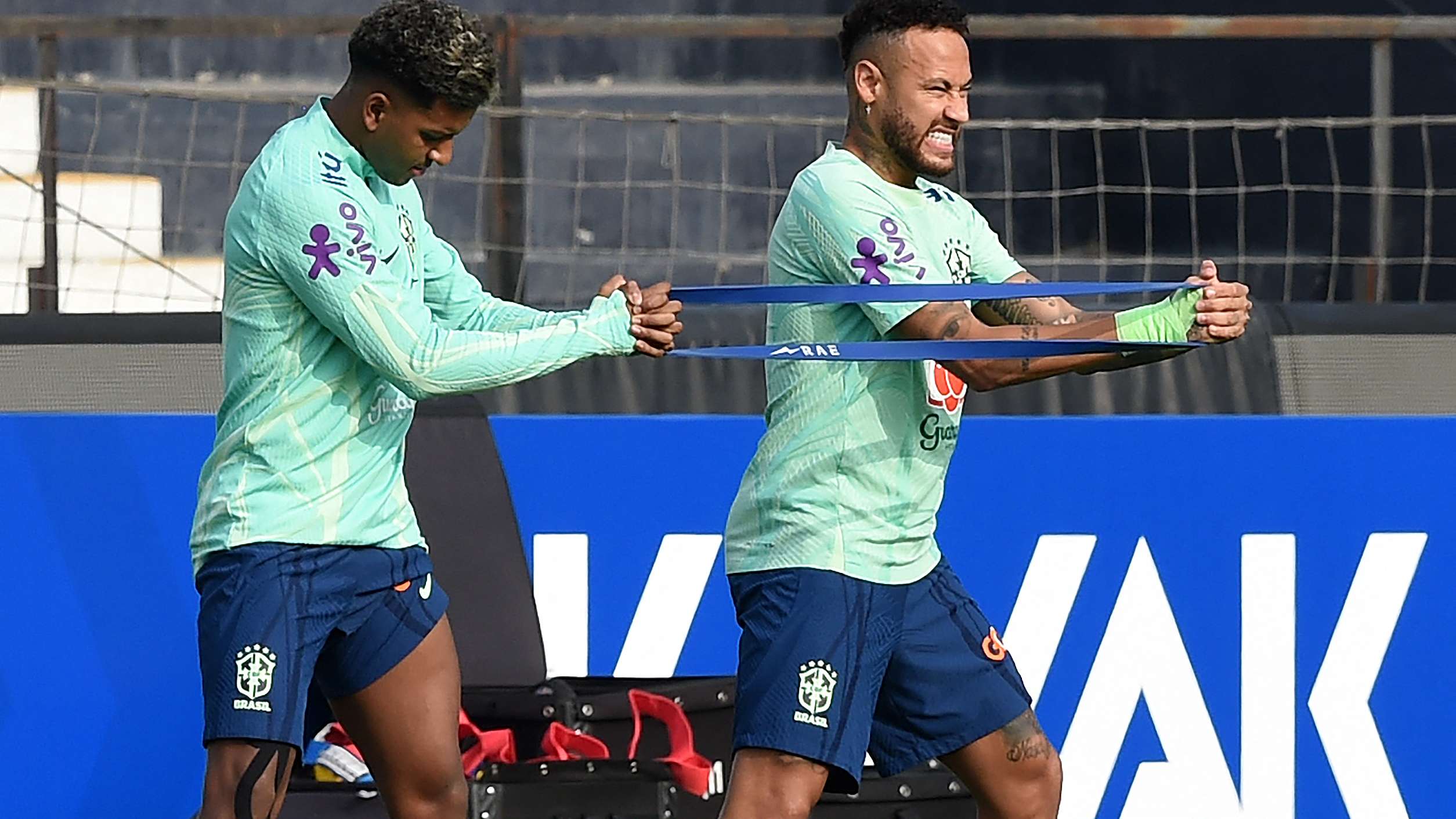 رسالة عاطفية من نيمار لـ «وريثه» رودريجو بعد صدمة الرباط الصليبي: رد الجميل وعهد بالدعم