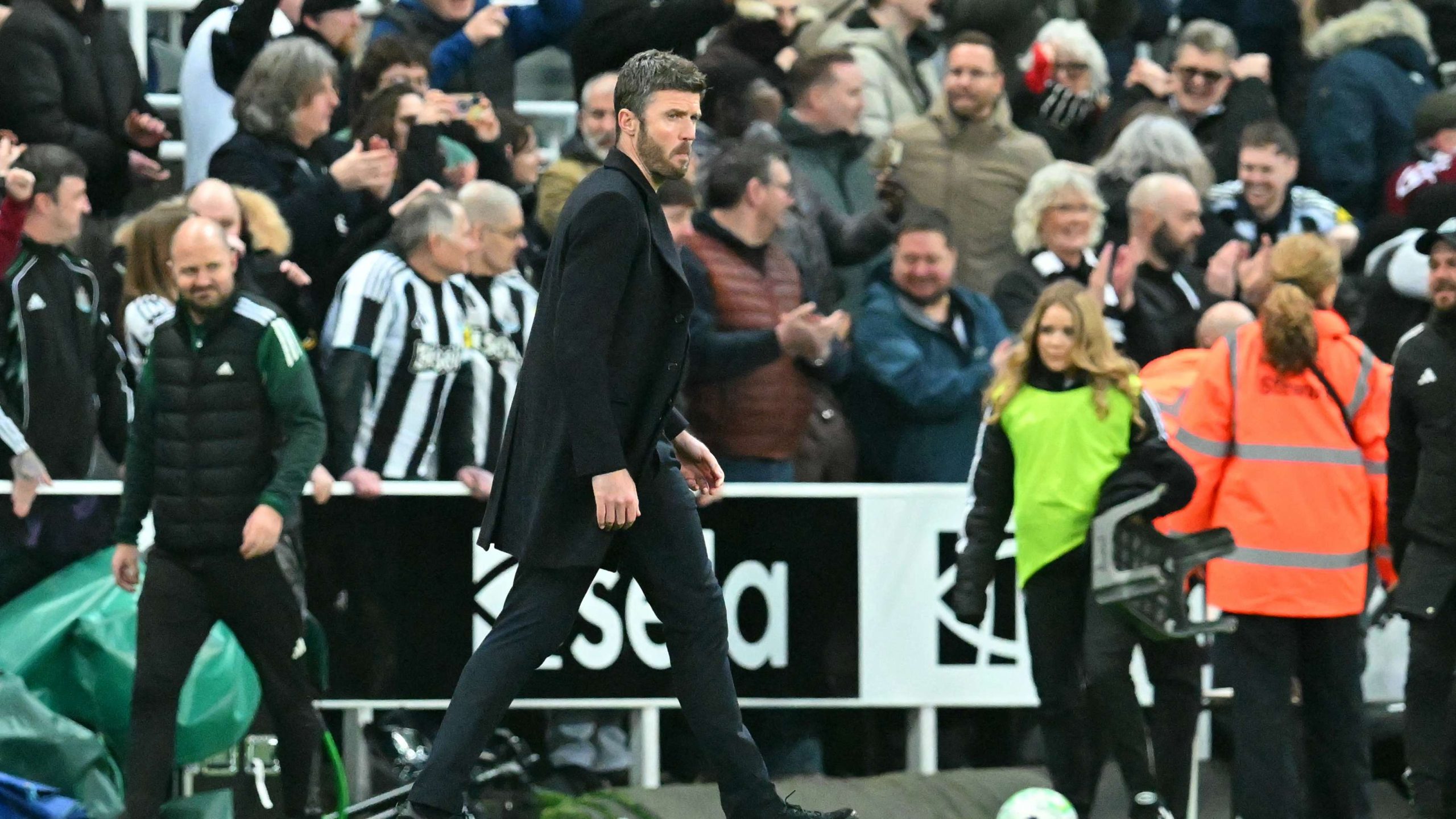 كاريك يكسر صمته بعد السقوط الأول مع مانشستر يونايتد: خيبة أمل مريرة ولا مجال للأعذار