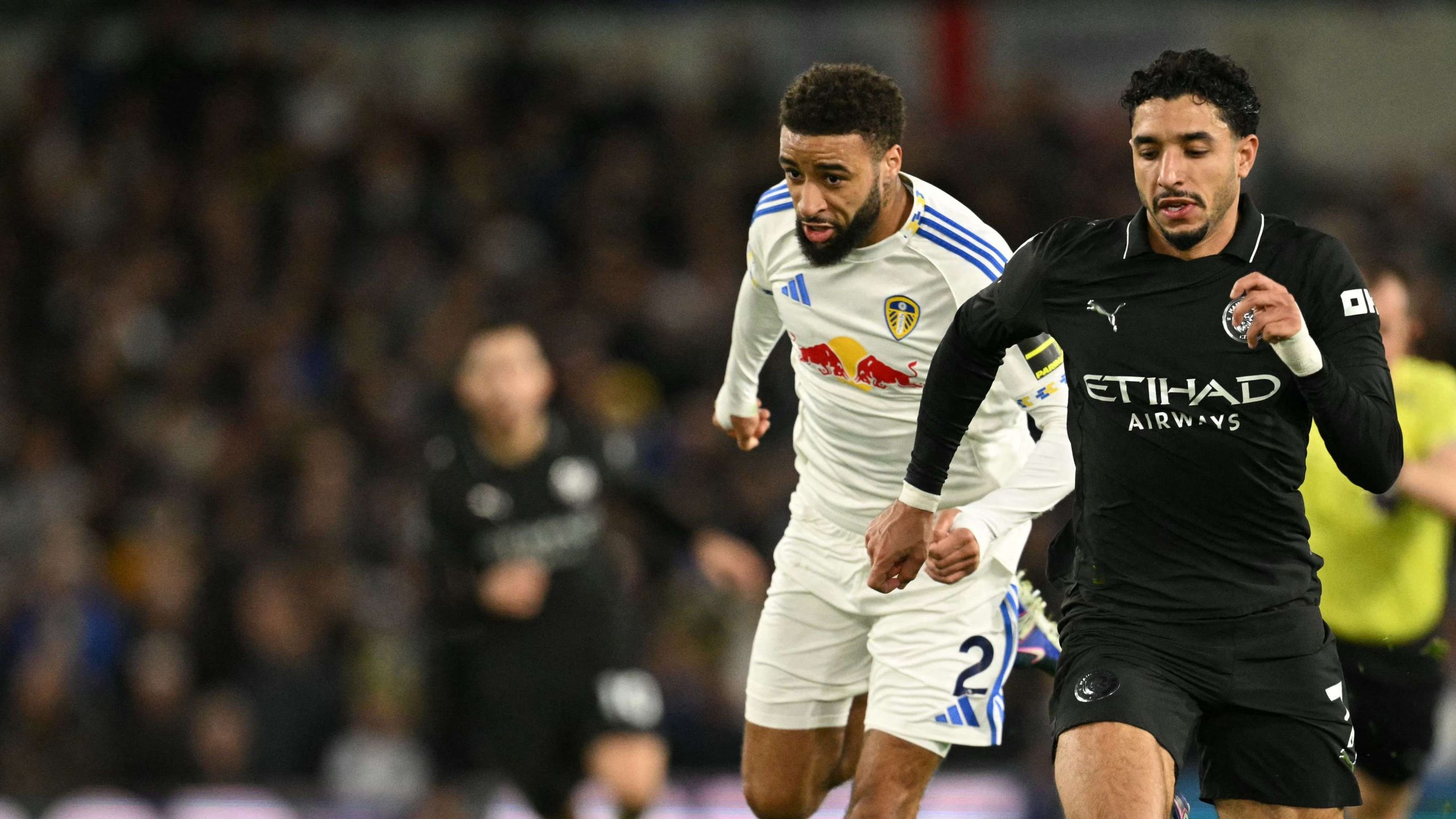 خليفة ليفاندوفسكي في برشلونة.. جوليان ألفاريز يهدد طموحات عمر مرموش في “كامب نو