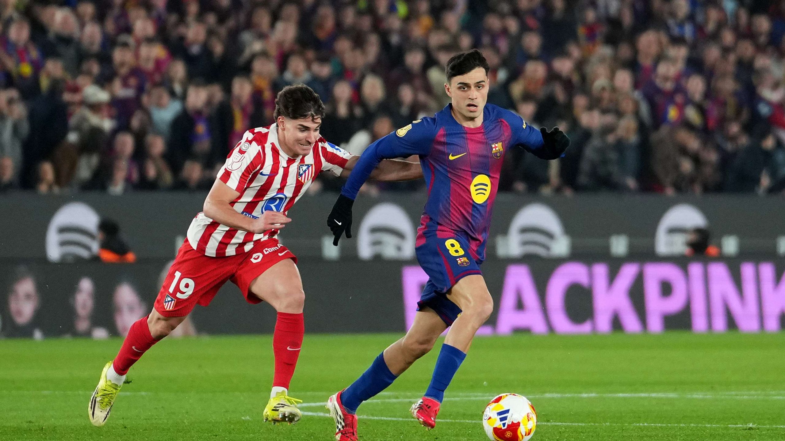 أزمة في غرف ملابس برشلونة: كواليس الخلاف بين اللاعبين والإدارة حول الجاهزية البدنية