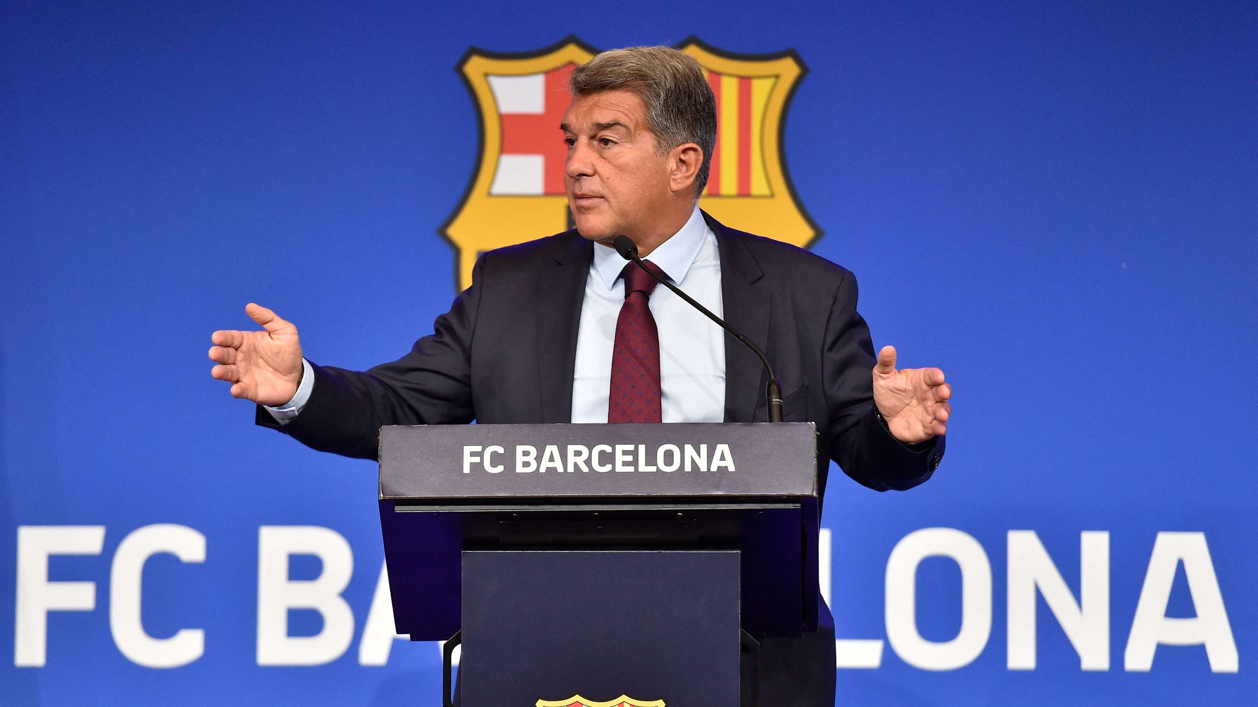 فيكتور فونت يشن هجوماً نارياً على لابورتا: برشلونة يغرق في صفقات مشبوهة وعلاقات مع مطلوبين للعدالة