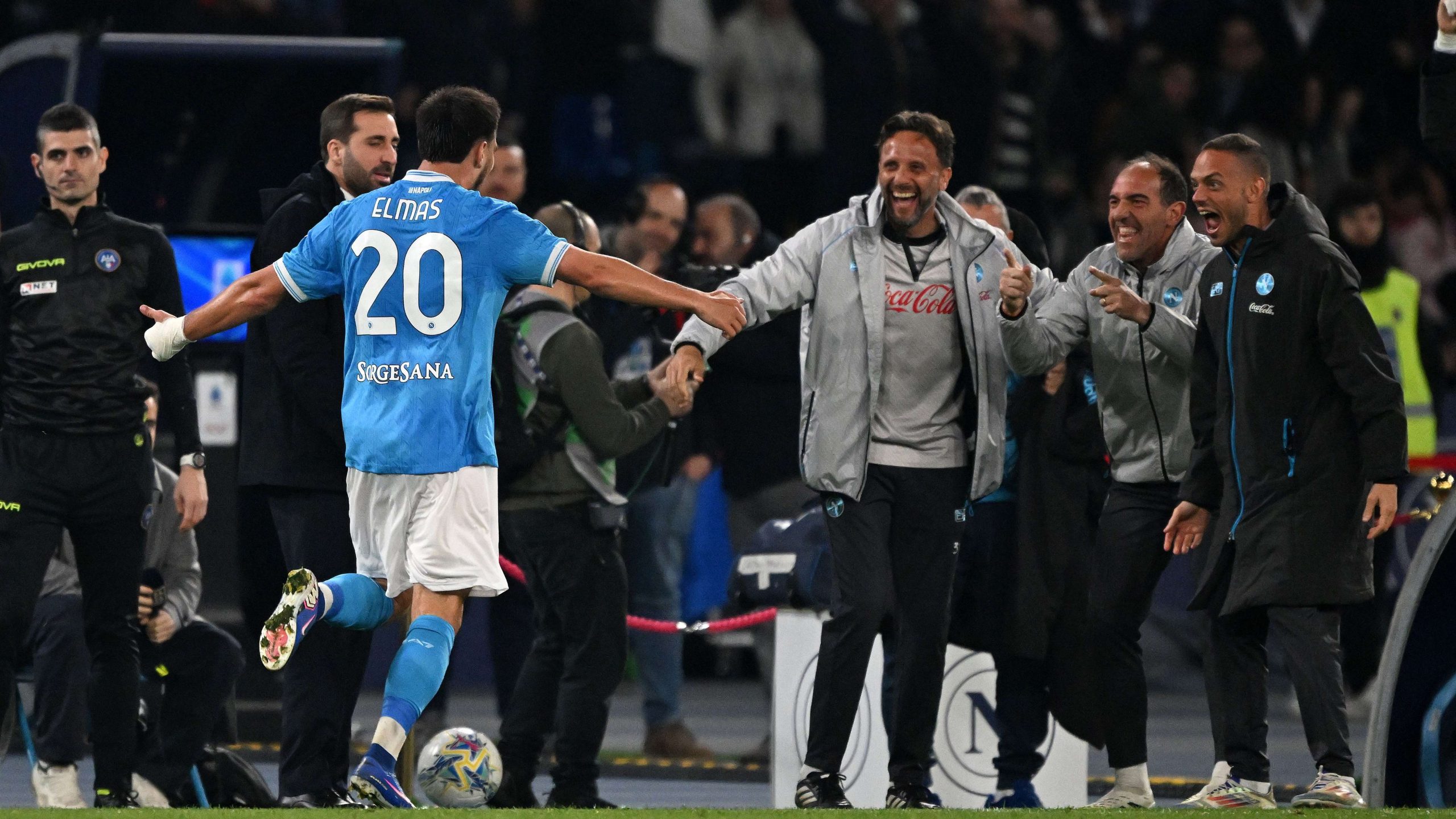 نابولي يضيق الخناق على ميلان بفوز ثمين أمام تورينو في الدوري الإيطالي