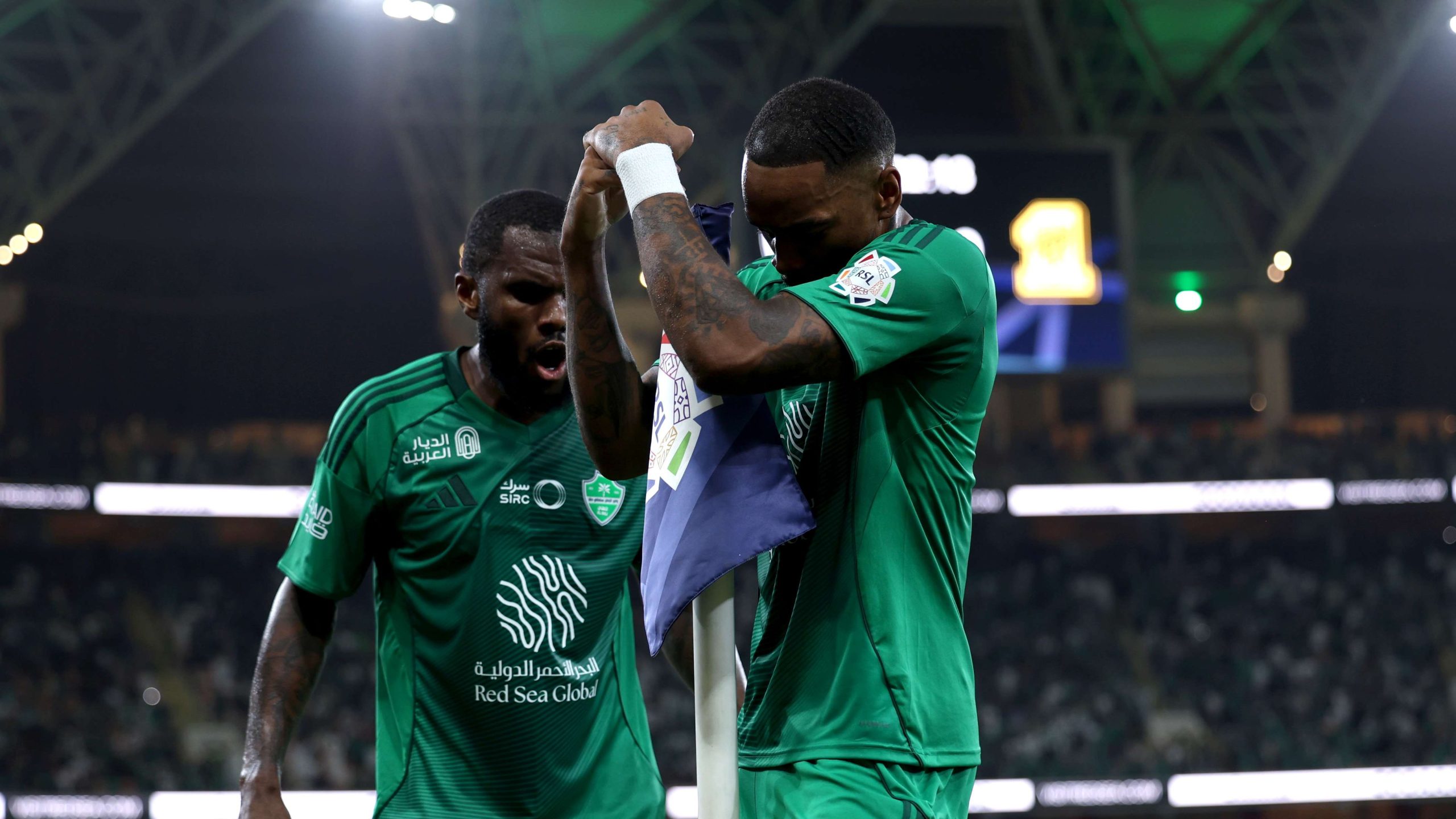 جدل تحكيمي في ديربي جدة.. هل أفلت إيفان توني من الطرد أمام الاتحاد؟