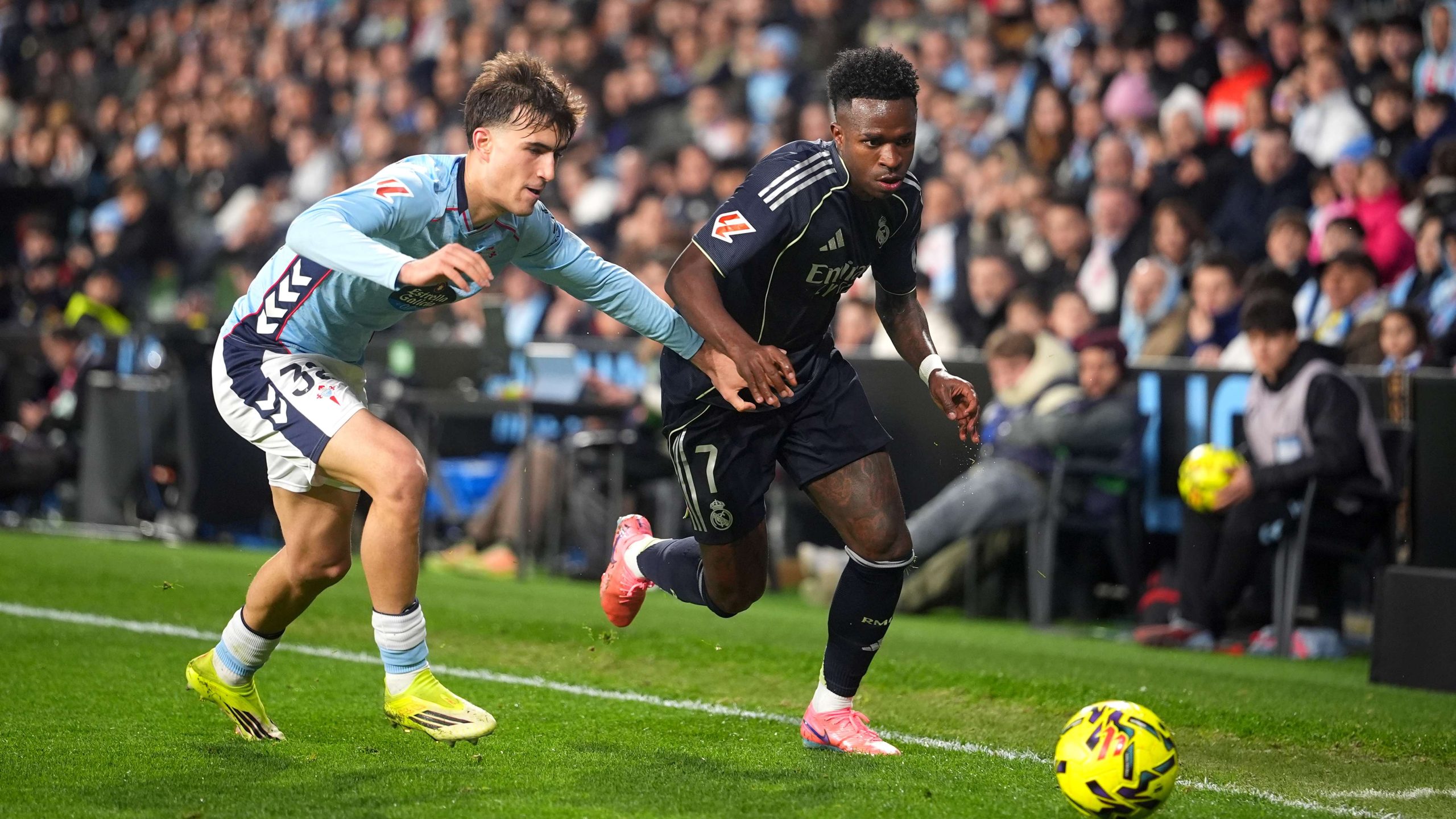 فينيسيوس يوجه رسالة تحذيرية لمانشستر سيتي: استعدوا لمواجهة ريال مدريد المرعب