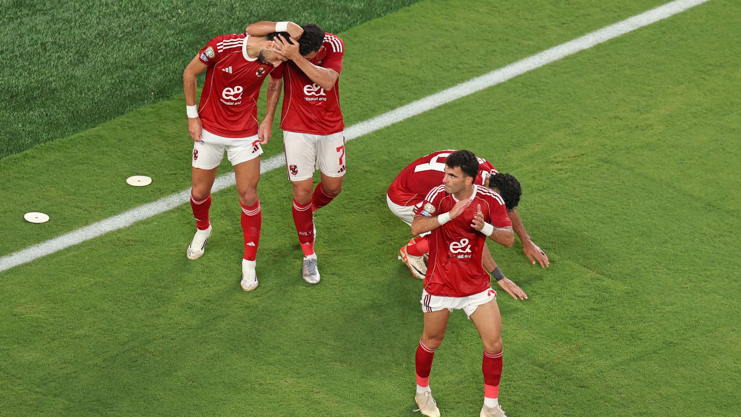 صراع النقاط يشتعل.. جدول مباريات اليوم الإثنين والقنوات الناقلة والمعلقين