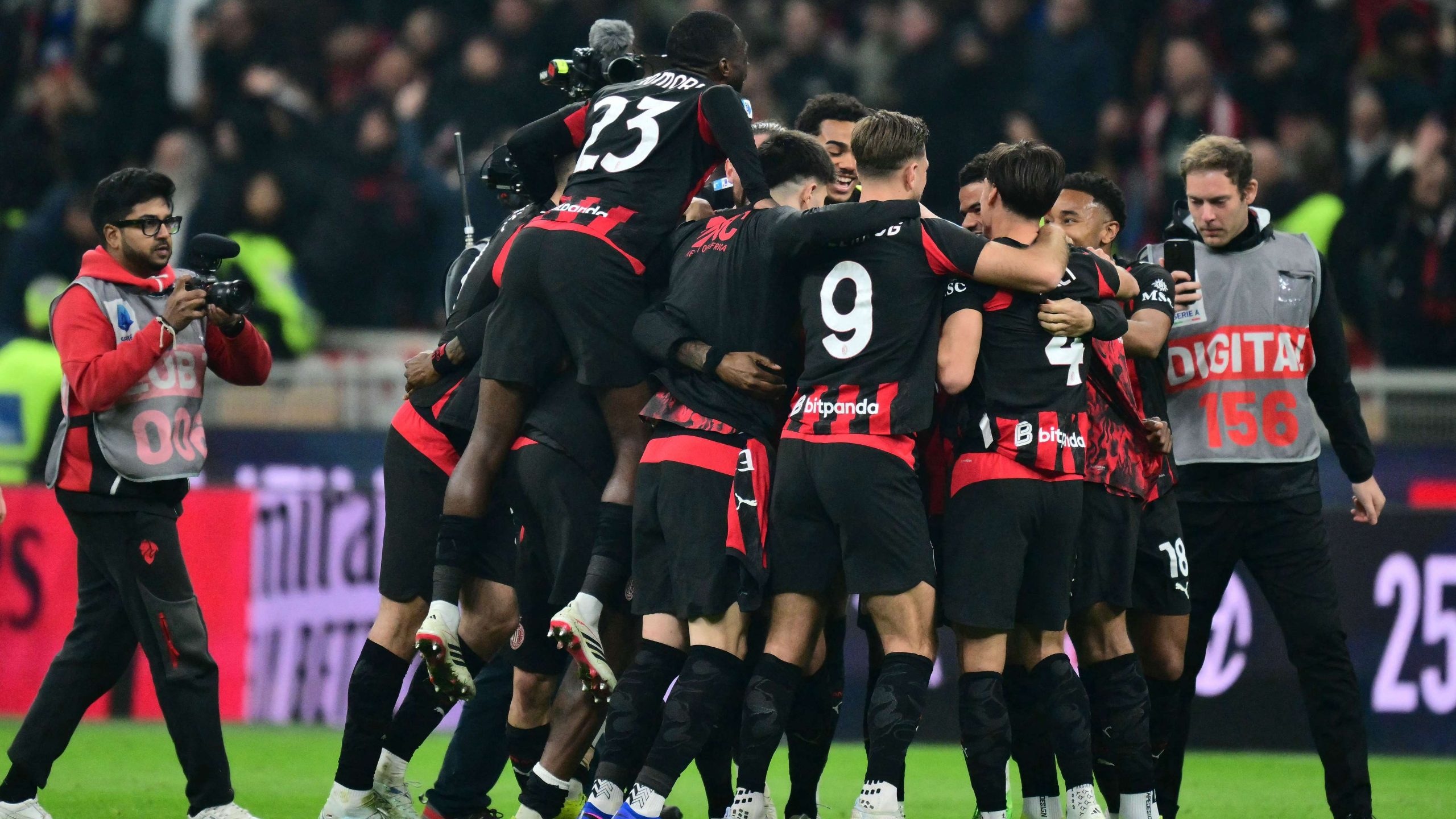 زلزال في سان سيرو.. ميلان يروض الأفاعي ويشعل صراع الكالتشيو من جديد