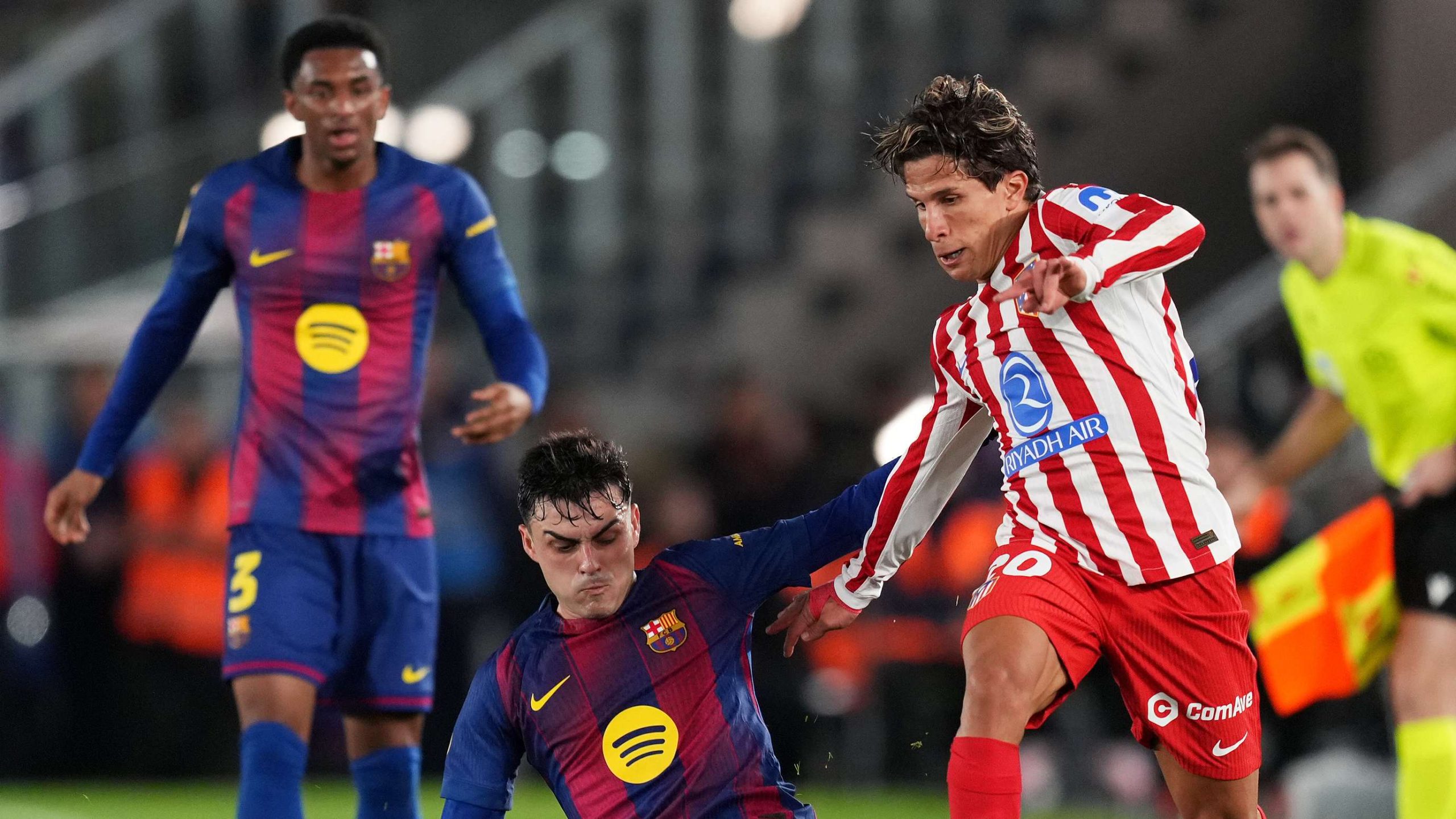 صراع إسباني ناري.. برشلونة يزاحم أتلتيكو مدريد لضم جوهرة الجزائر إبراهيم مازا