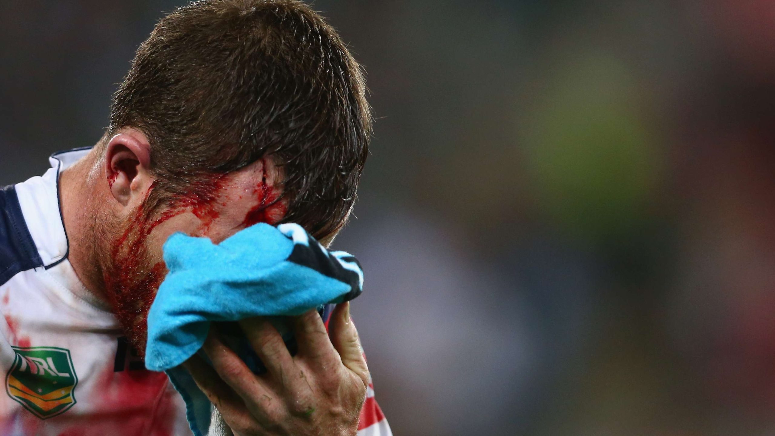 طعنة غادرة تدمي الملاعب الفرنسية.. شقيق لاعب يطعن منافسًا بسكين في منطقة حساسة