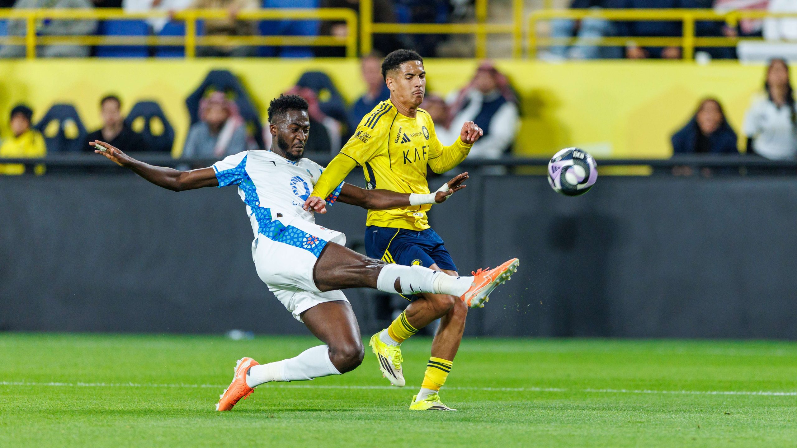 جدل واسع.. هل منحت صافرة الحكم “العالمي” هدية تحكيمية أمام نيوم؟