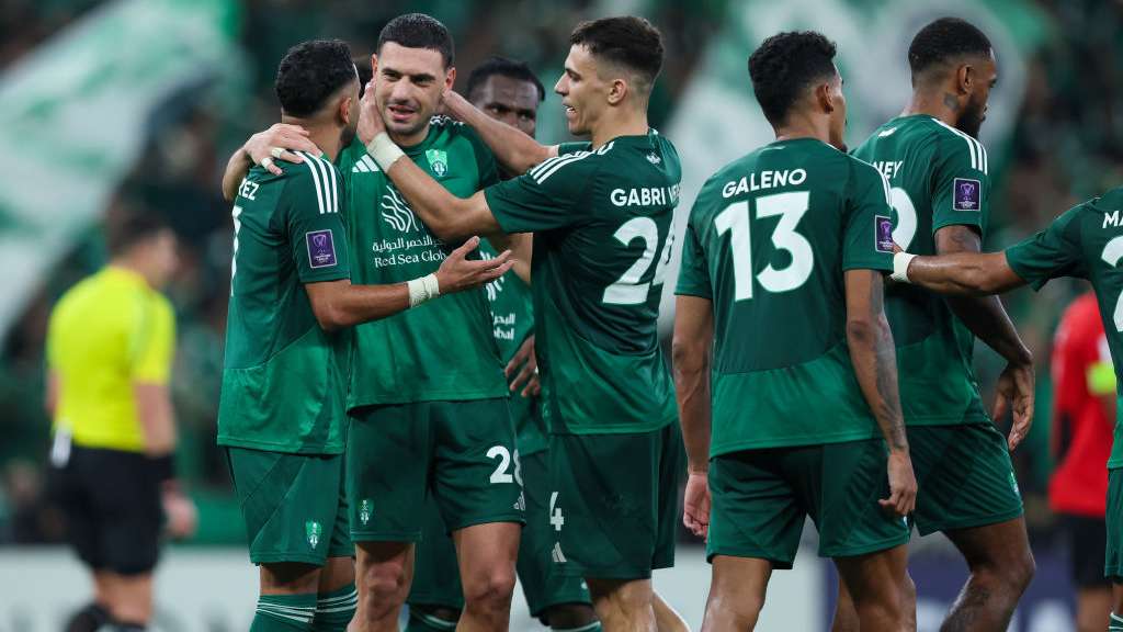 جسر جوي أخضر لإنقاذ استقرار “كتيبة” الأهلي من تقلبات المنطقة