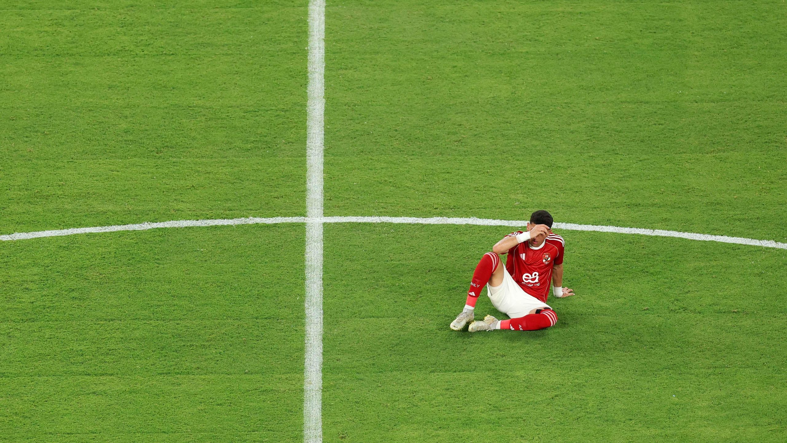 بالفيديو: غضب وصدمة.. هكذا استقبل سيد عبد الحفيظ “سقوط الأهلي” المفاجئ أمام طلائع الجيش