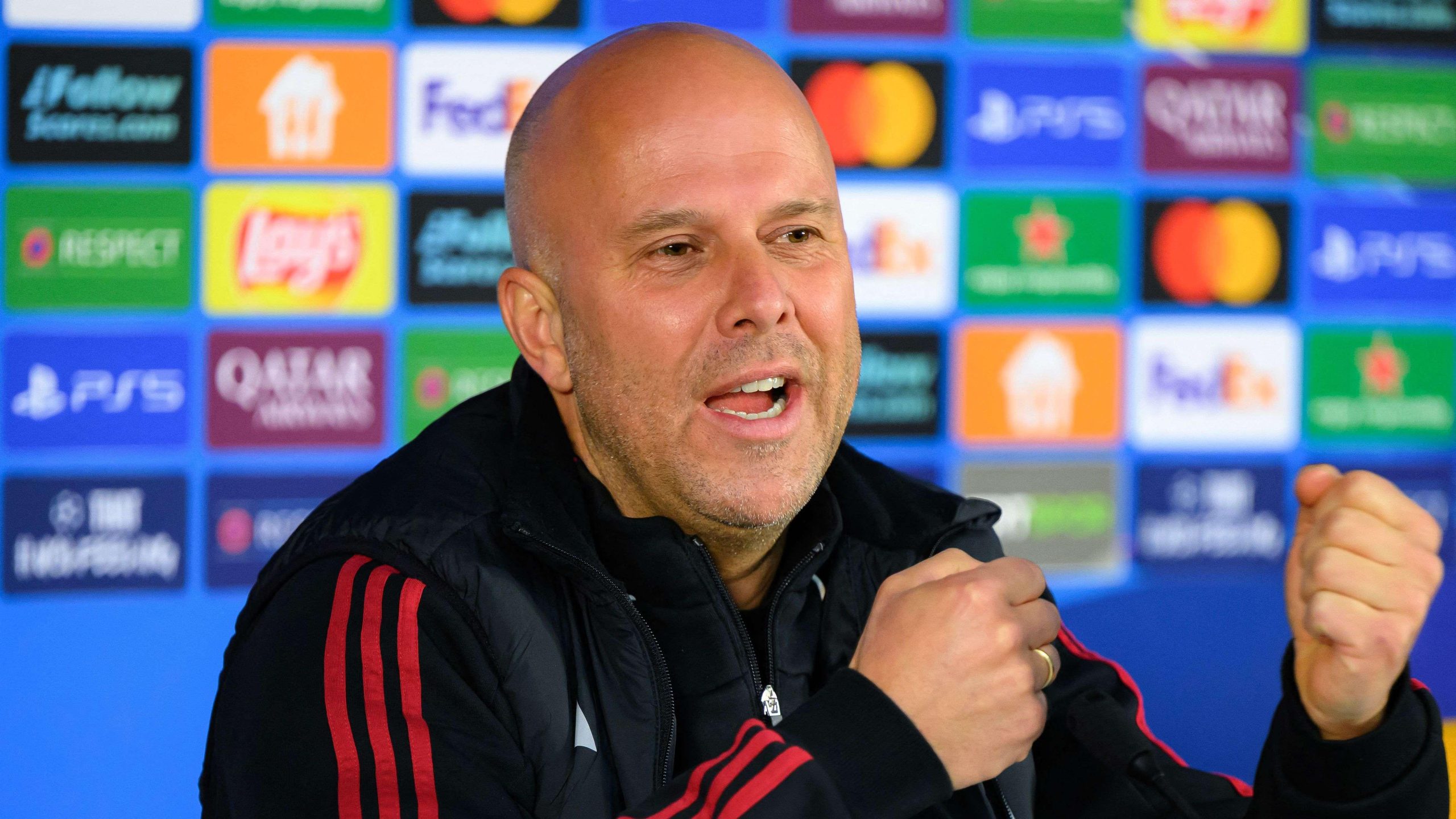 سلوت يطلق تحذيراً نارياً: المشجعون ليسوا خصمنا.. وسلاح جالطة سراي الفتاك ينتظر ليفربول!