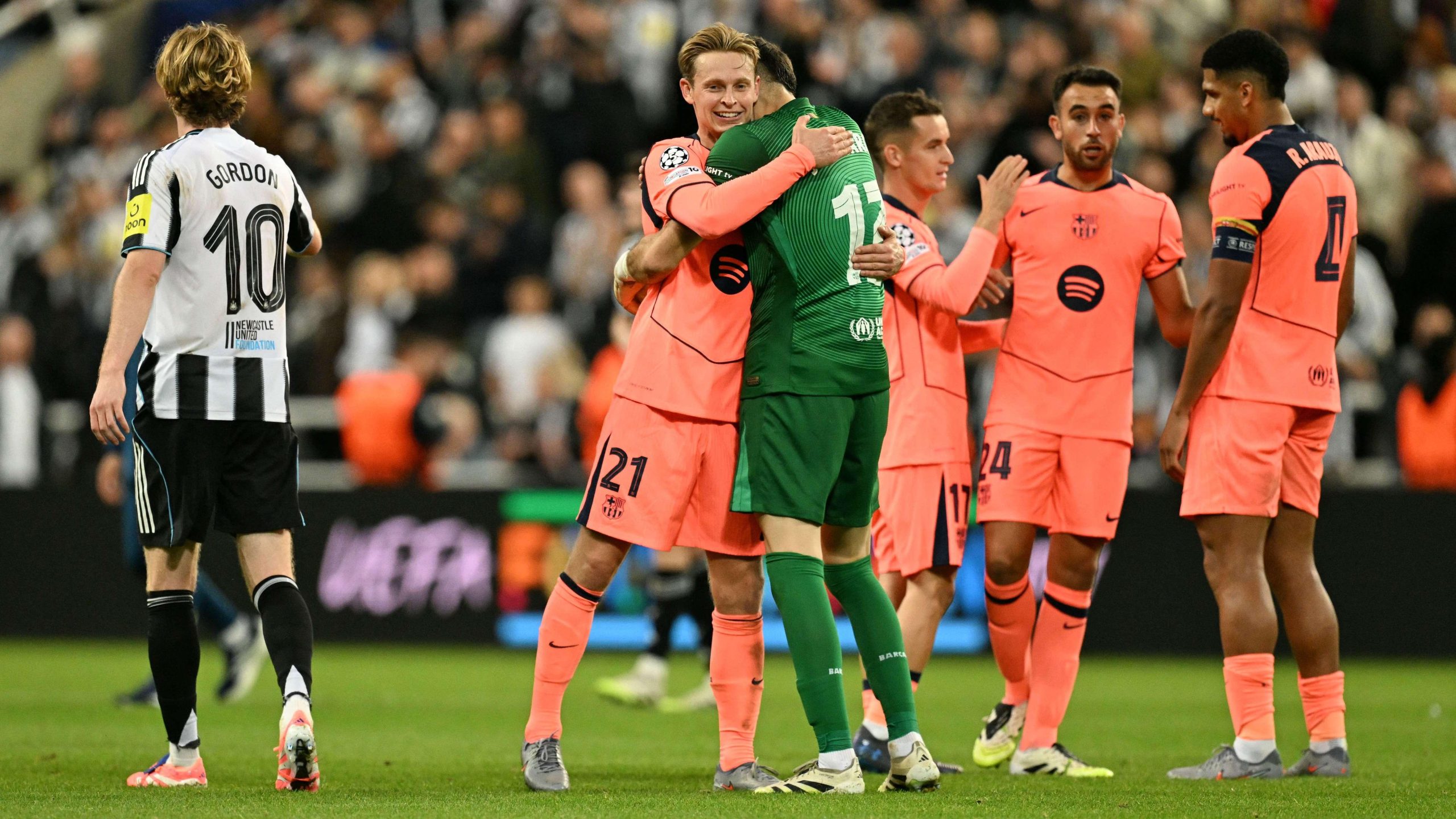 ضربة مبابي الغائبة تفتح الأبواب: هل ينجو برشلونة من فتك جوردون في سانت جيمس بارك؟