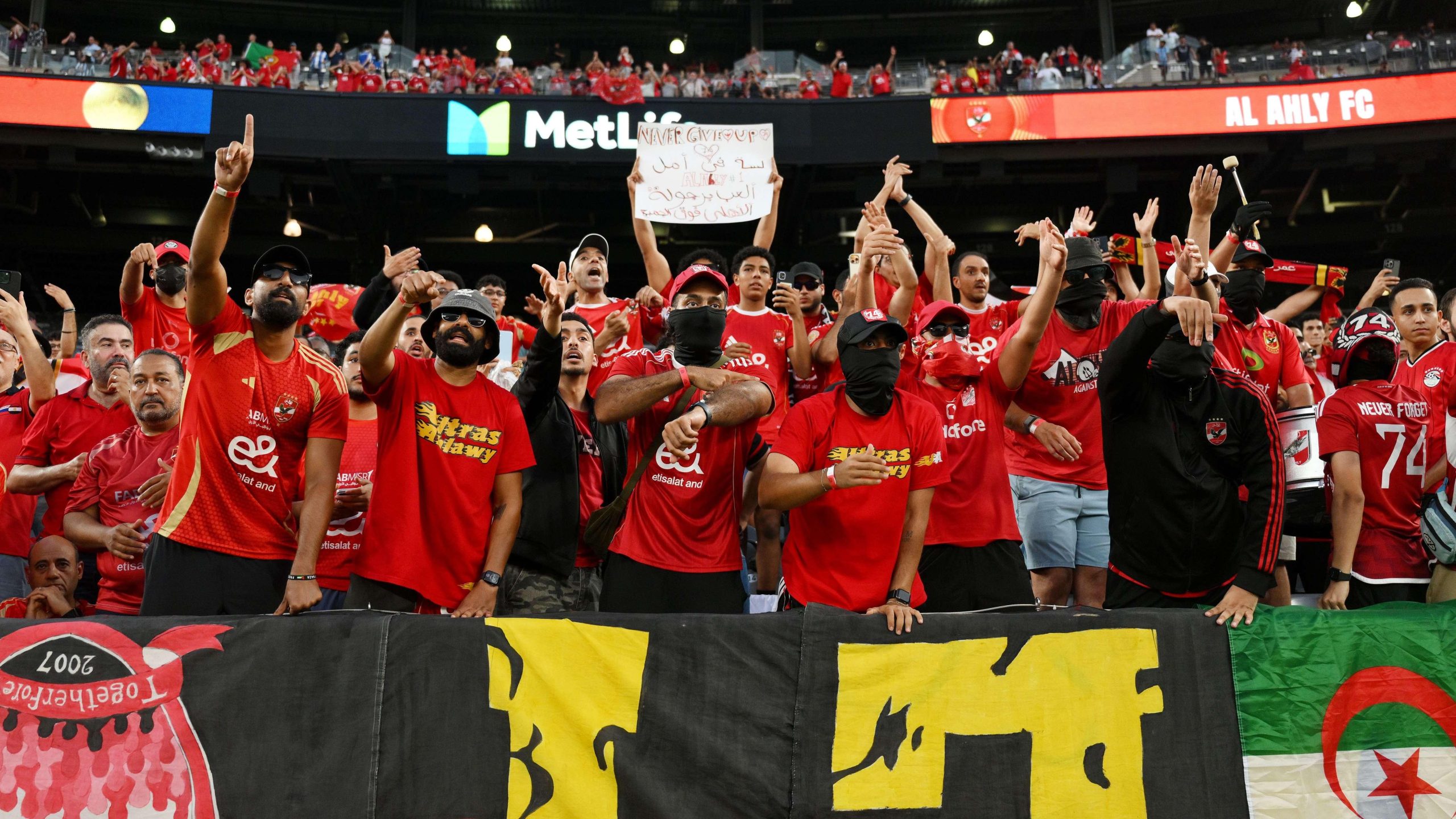 تأهب استثنائي يسبق قمة أفريقيا: تذاكر الترجي والأهلي تنفد والتدريبات تفتح أبوابها