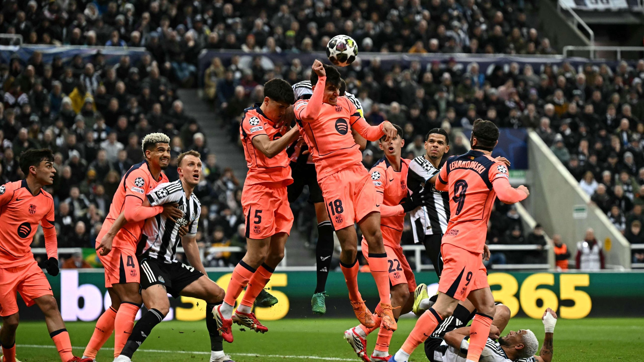 سر غياب جيرارد مارتن عن حافلة برشلونة بعد تعادل “قاتل” أمام نيوكاسل