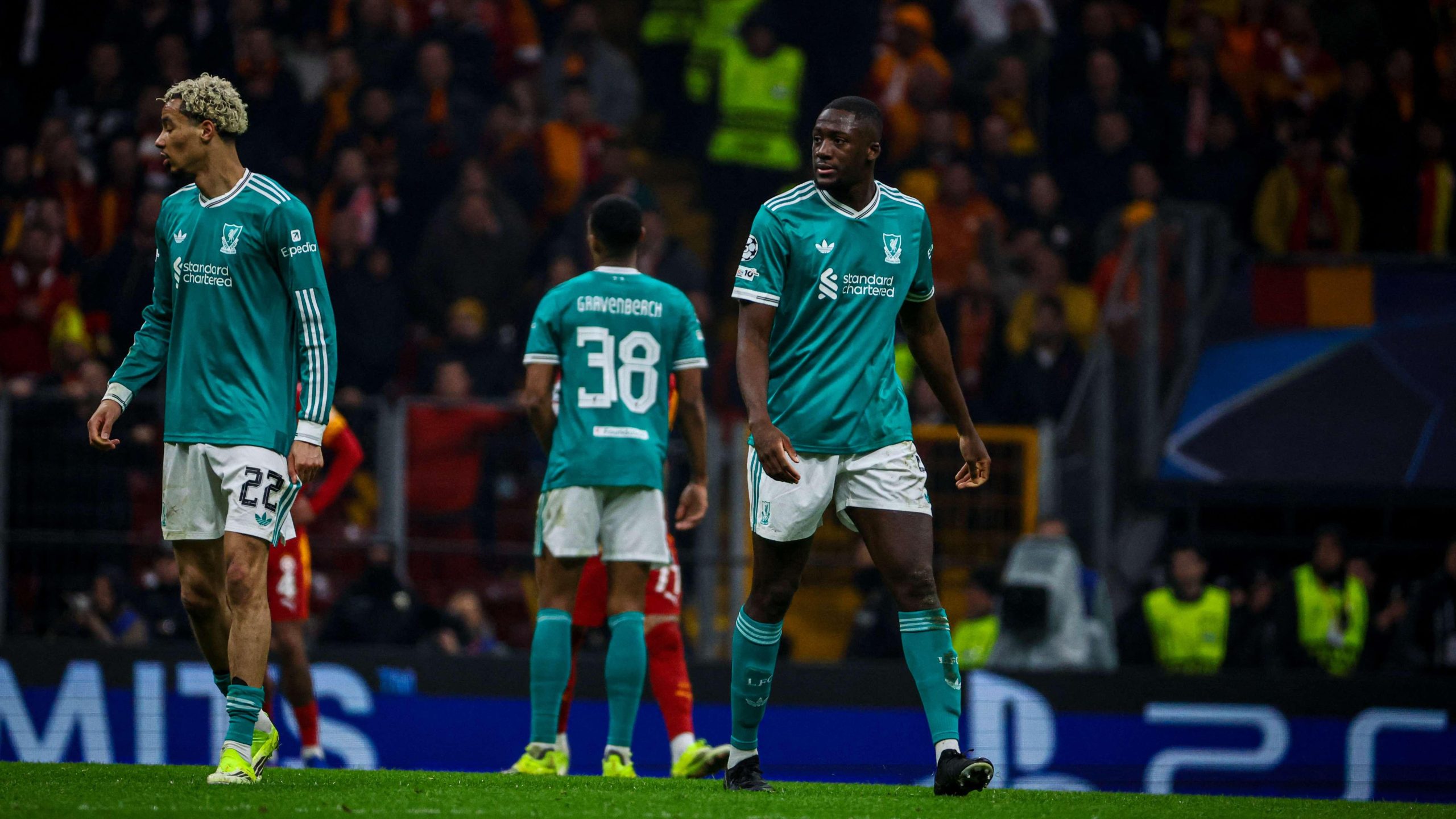 جيمي كاراجر يحذر سلوت من الإقالة ويشكك في آمال ليفربول بدوري الأبطال