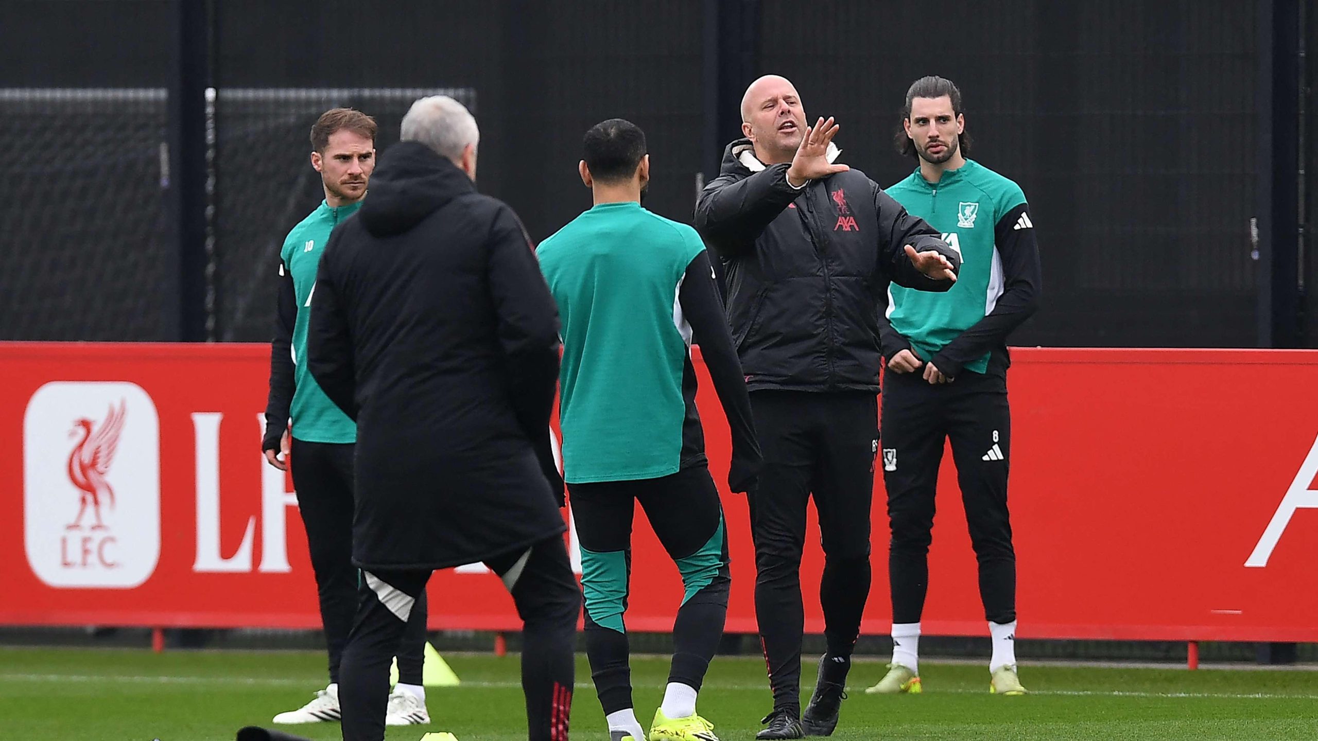 أسطورة ليفربول يطالب آرني سلوت بإبعاد محمد صلاح عن التشكيلة الأساسية