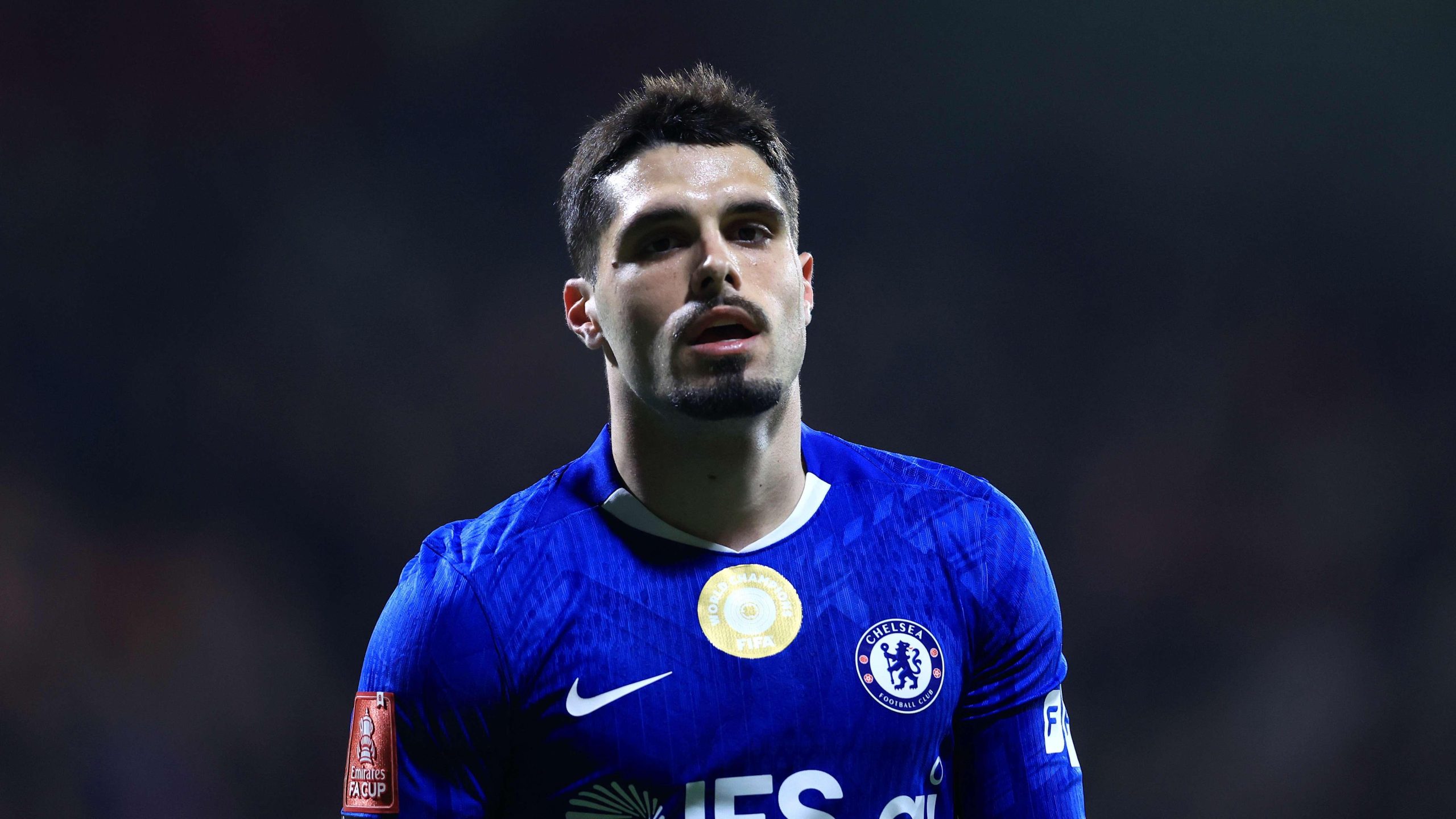 عاصفة العقوبات تضرب بيدرو نيتو: إيقاف وغرامة وتحقيق أوروبي يلاحق نجم تشيلسي