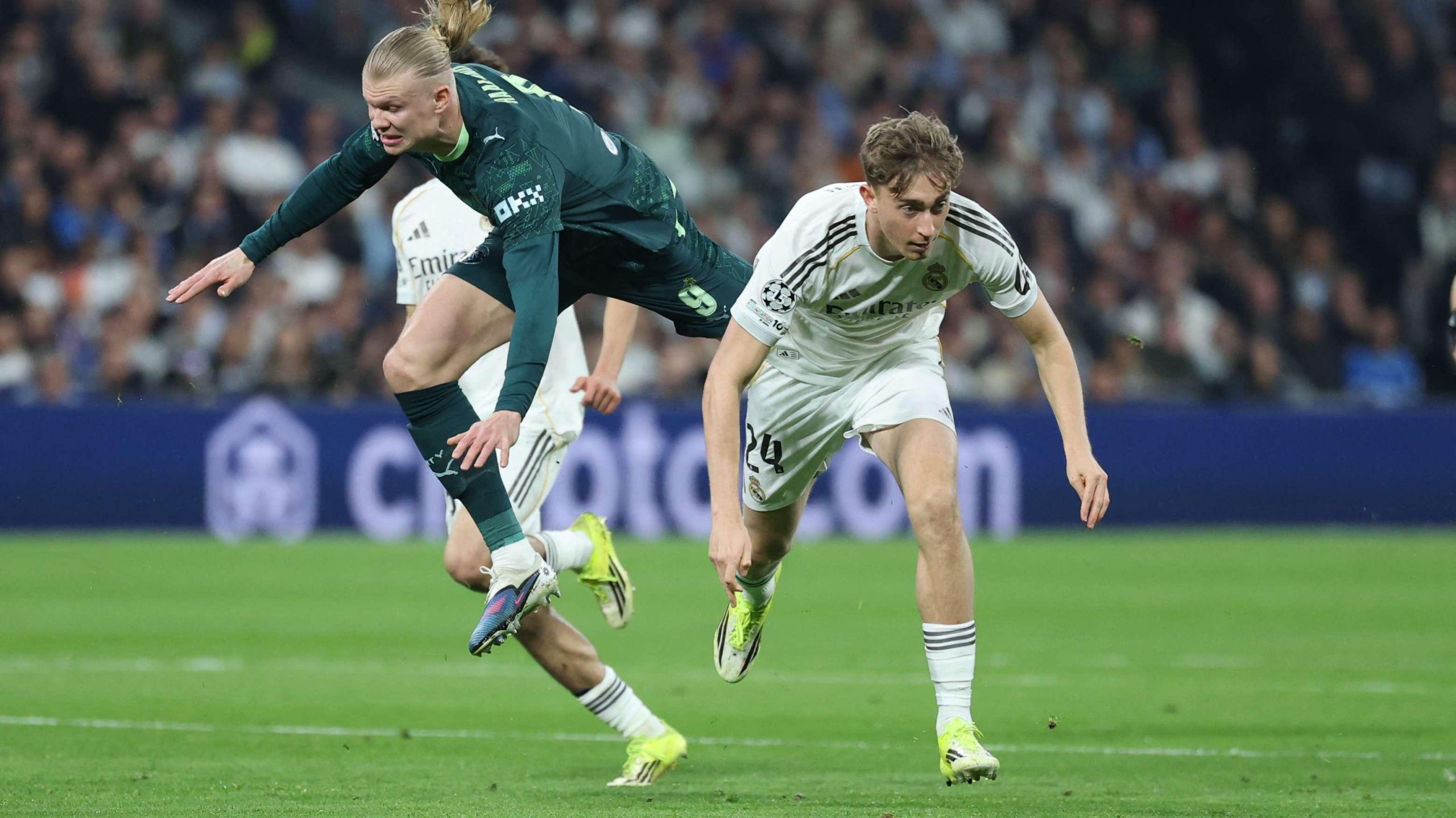 دين هويسن يستعيد بريقه: كيف قهر المدافع الشاب دوامة الإحباط أمام مانشستر سيتي؟