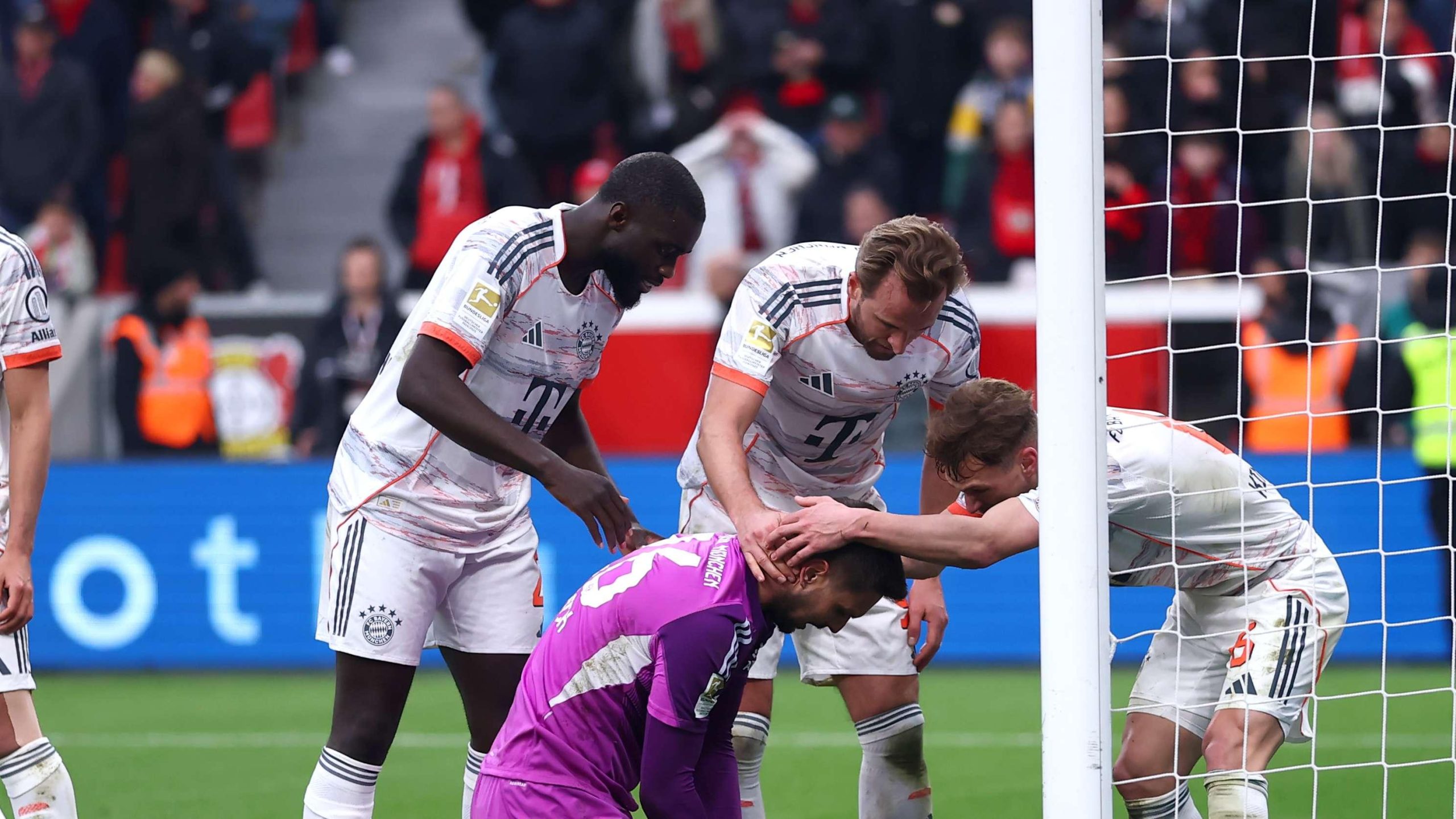 ليلة حمراء ومثيرة: بايرن ميونخ يتعثر بتعادل قاسٍ وطرد ثنائي أمام ليفركوزن