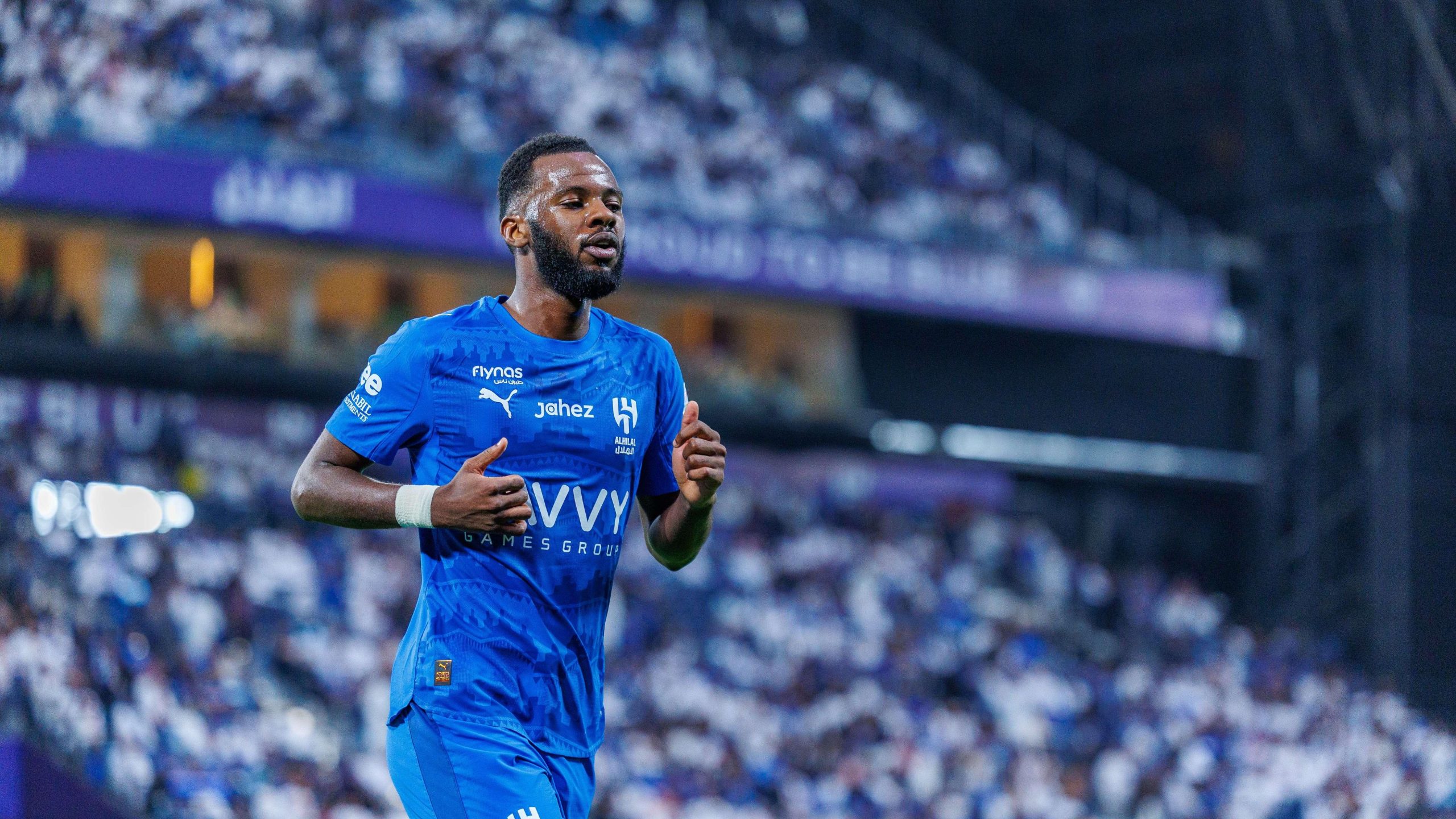 لعنة الـ 28 دقيقة: تمبكتي يغادر أرضية الملعب مجدداً في صدمة للهلال