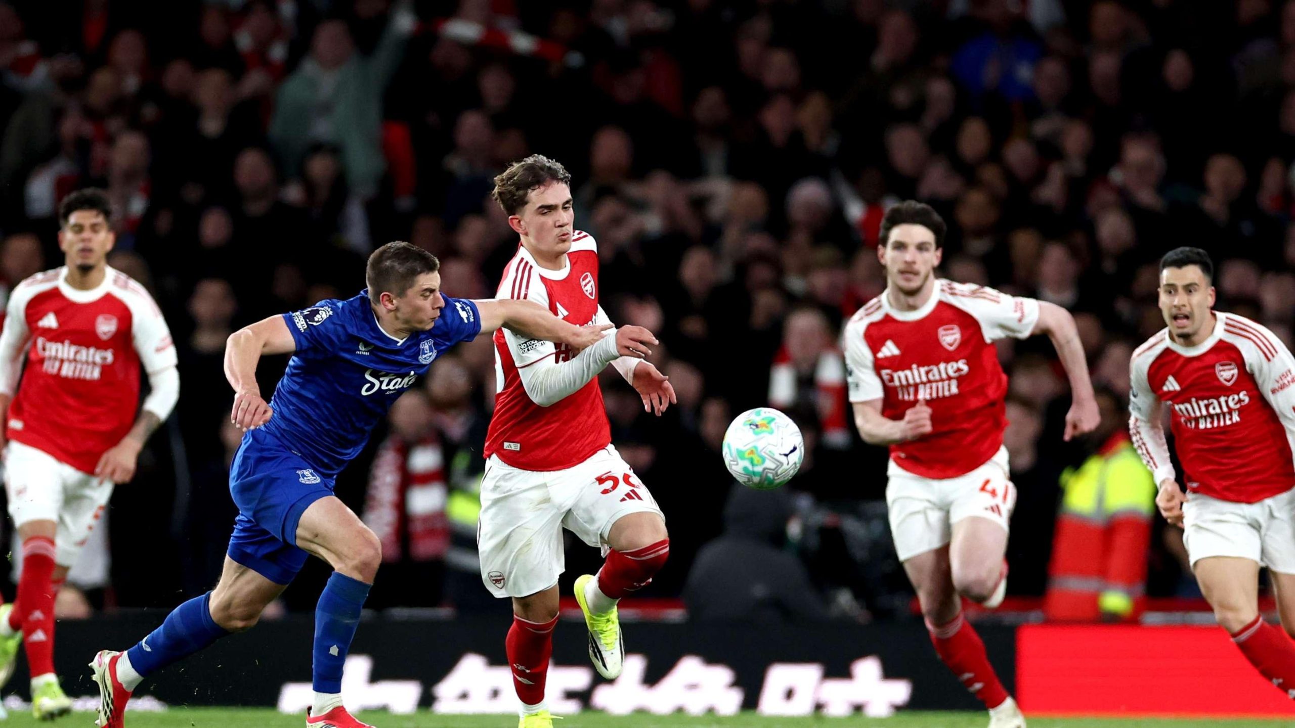 آرسنال يُحكم قبضته على الصدارة بفوز دراماتيكي ومتأخر على إيفرتون في الإمارات