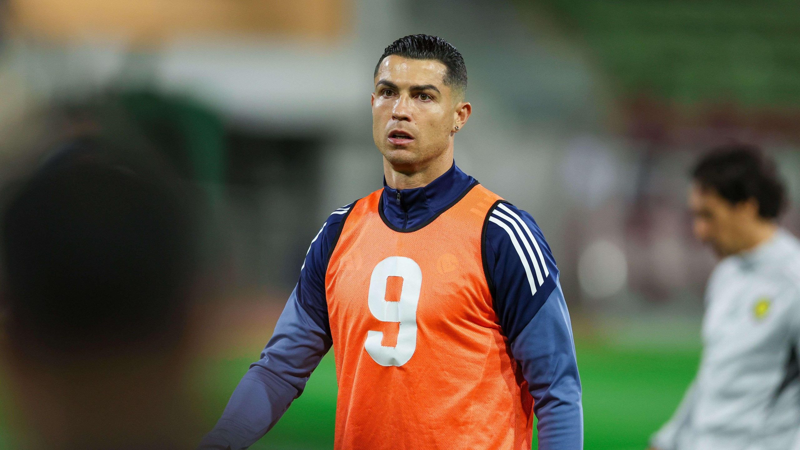 صدارة دوري روشن تشتعل: رسالة رونالدو الملهمة للاعبي النصر بعد خماسية الخليج