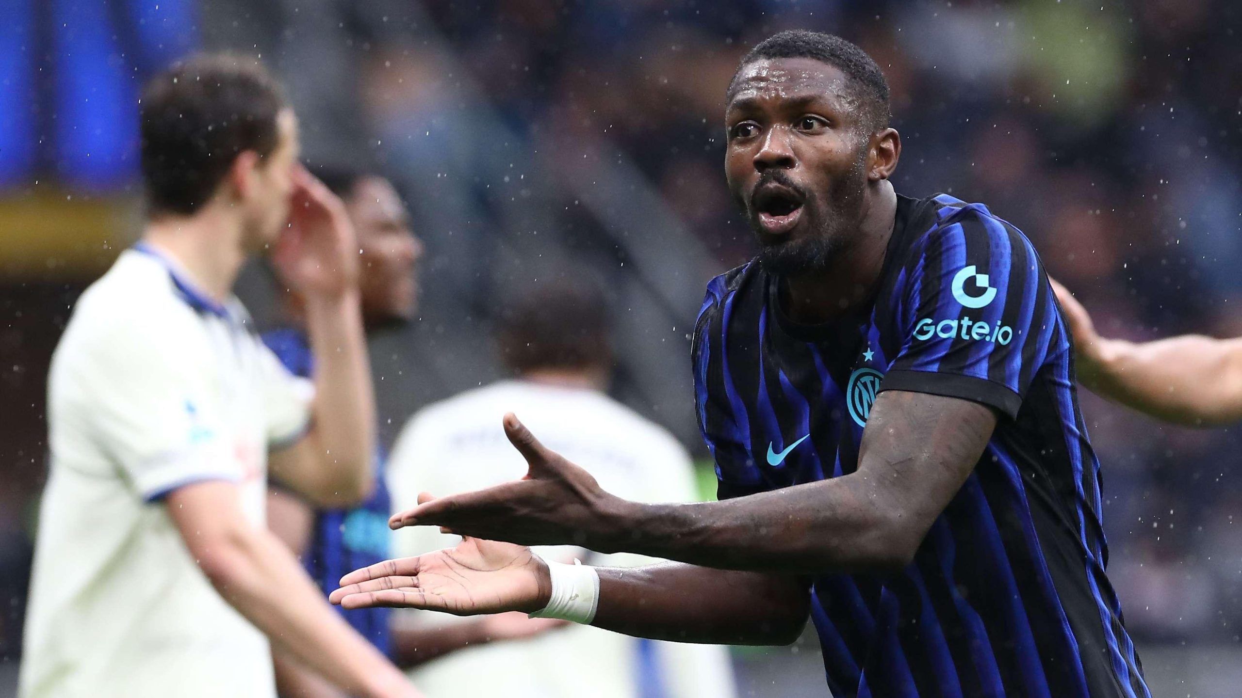 عاصفة غضب تجتاح إنتر ميلان: شكوك حول استهداف تحكيمي بعد موقعة أتالانتا