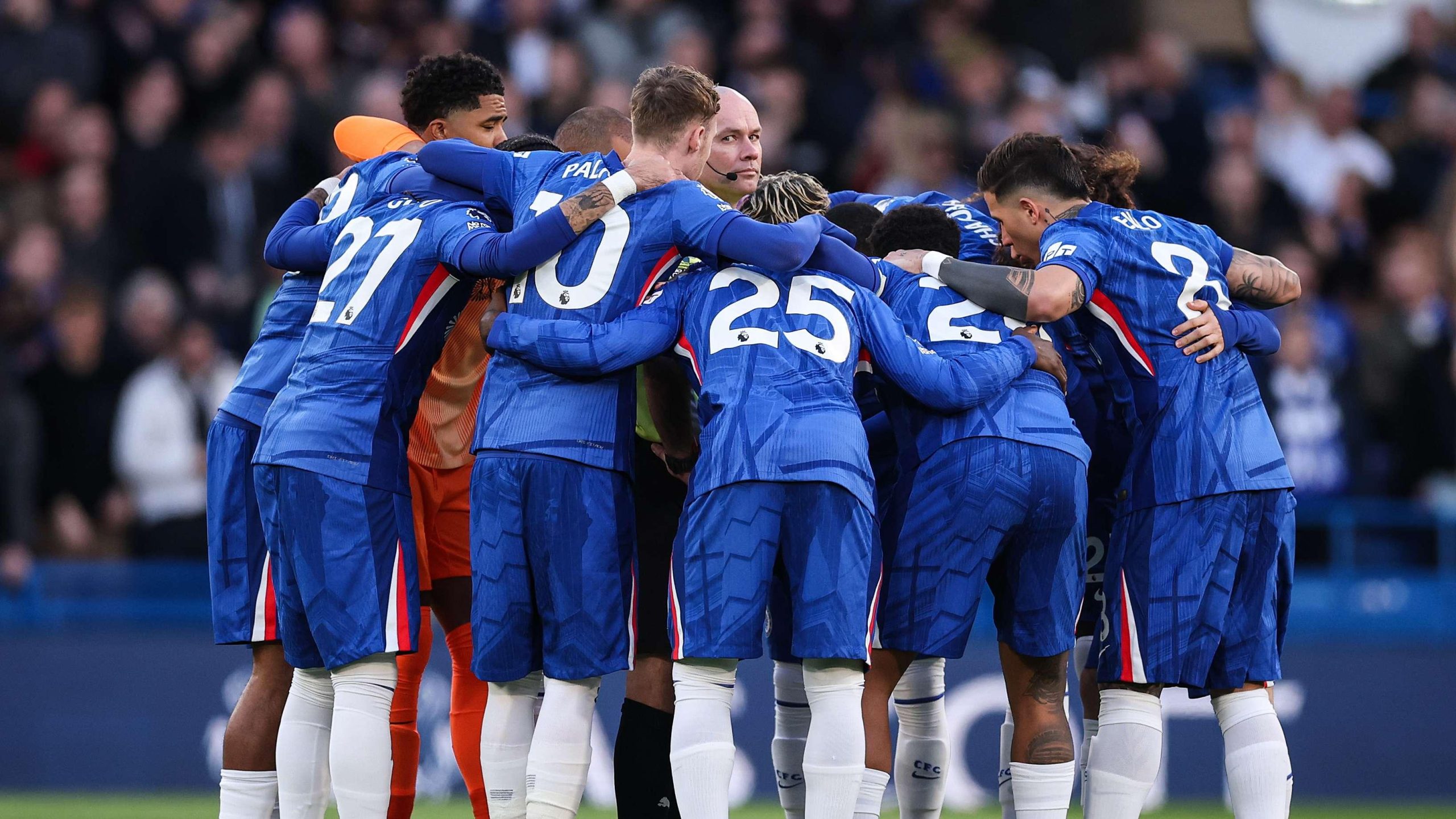 ماذا يحدث في ستامفورد بريدج؟’.. لاعبو تشيلسي يحاصرون الحكم في مشهد أثار الجدل