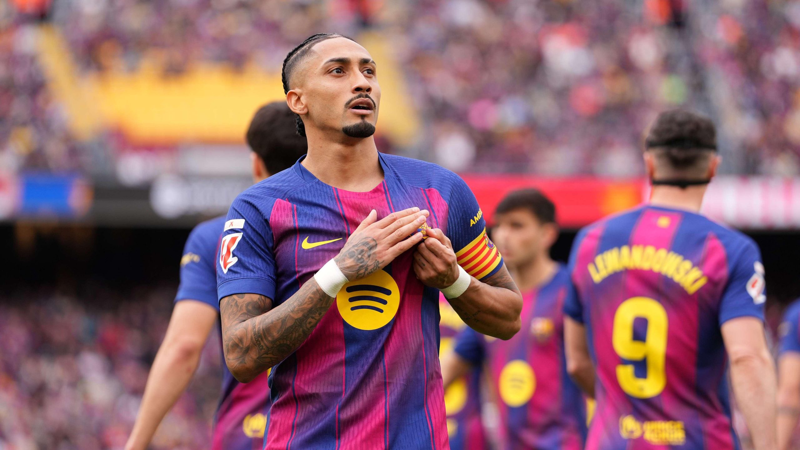 خبير تحكيمي يفك لغز ركلتي جزاء برشلونة المثيرة أمام إشبيلية