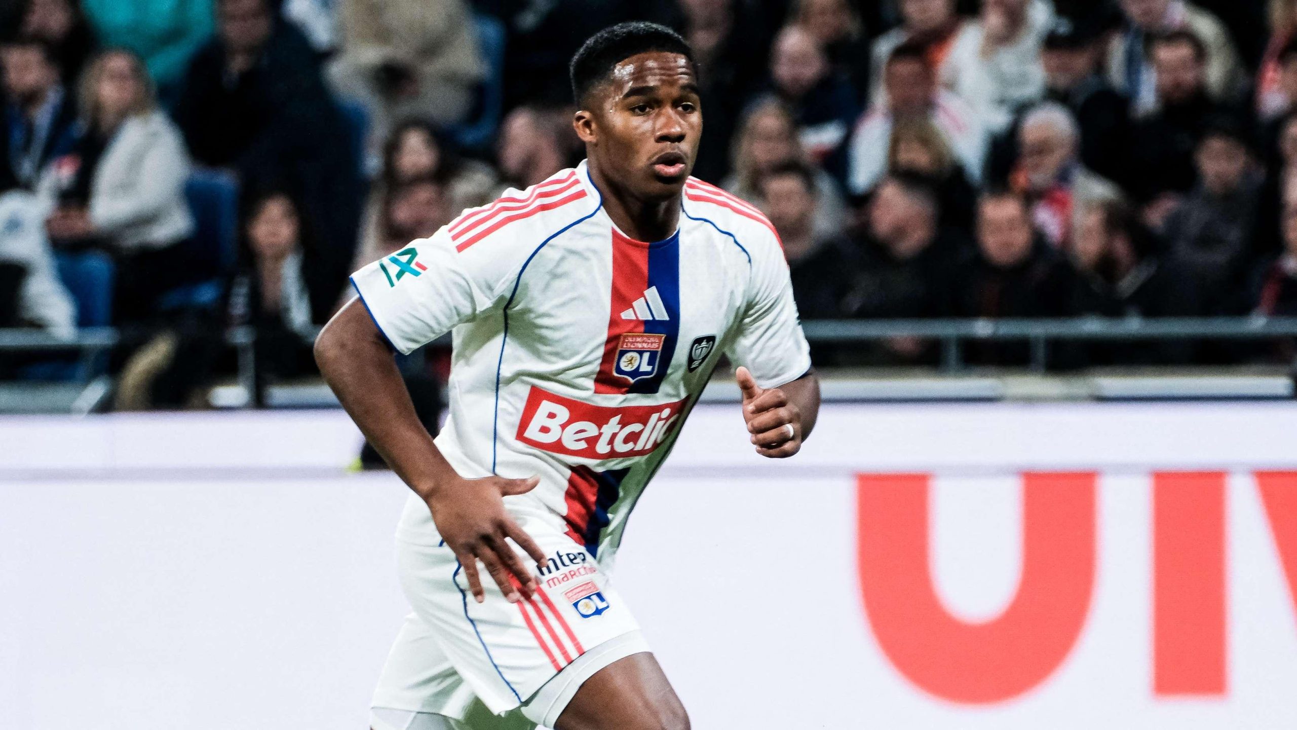 إندريك يُشعل المواجهة ببطاقة حمراء، لكن ليون يستمر في دوامة التعادلات السلبية!